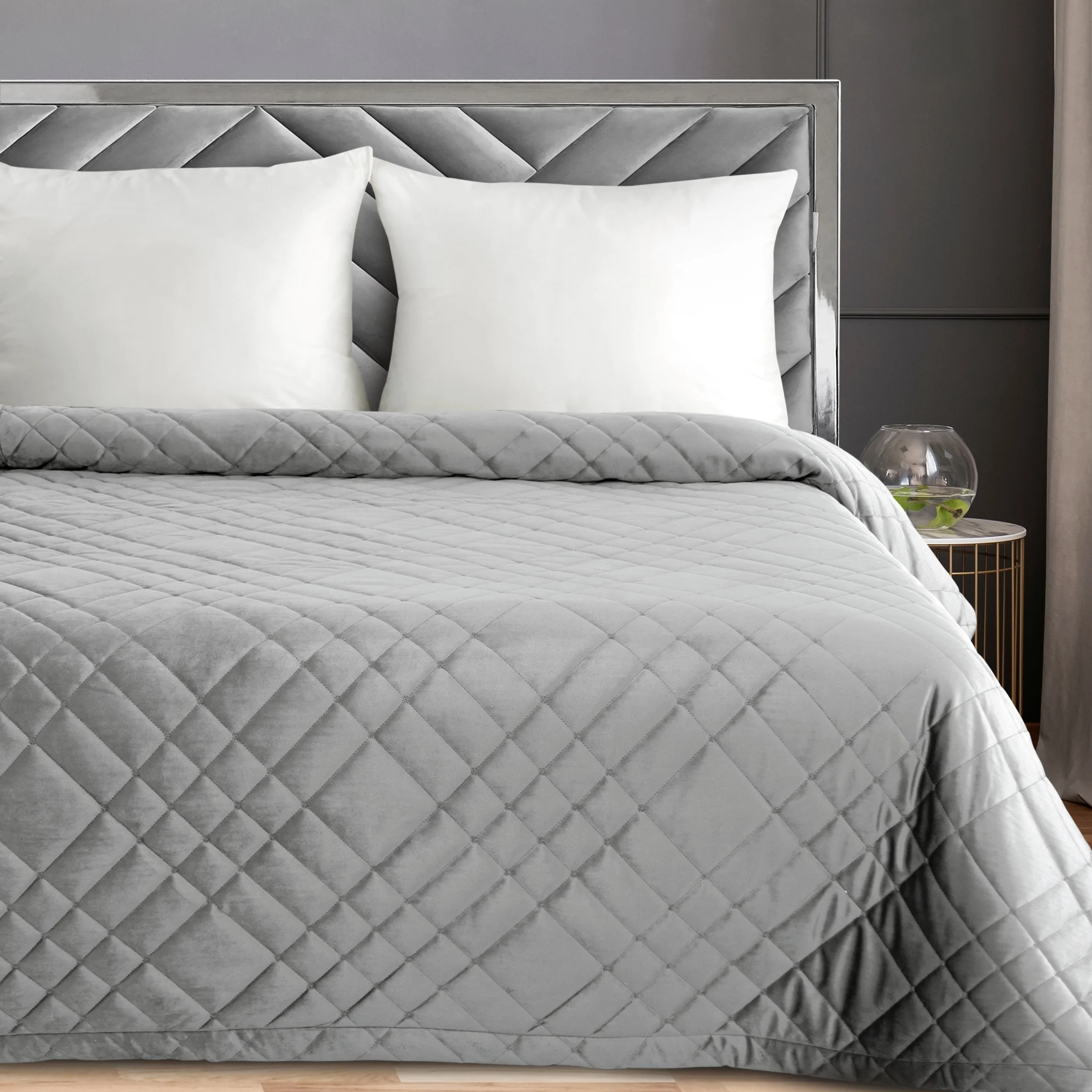 Narzuta welwetowa srebrna 170x210 cm z geometrycznym przeszyciem RIA 6 | eurofirany