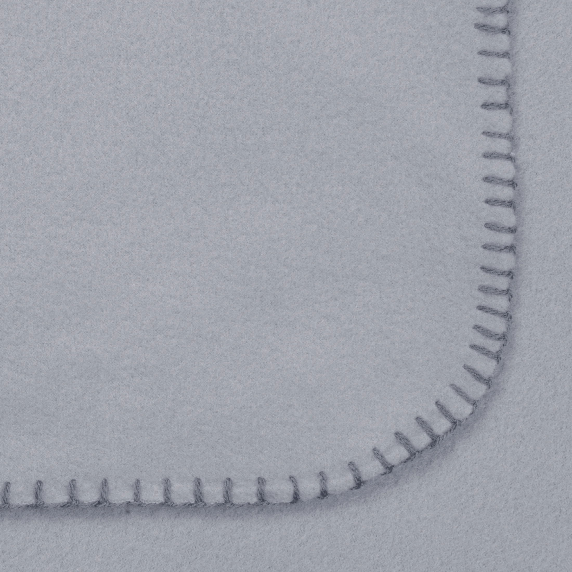 Koc polarowy 150x200 cm popielaty gładki, obszyty grubą nicią POLAR Design 91