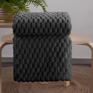Koc 150x200 cm czarny miękki w dotyku z wytłaczanym wzorem 3D CINDY 6 Design 91