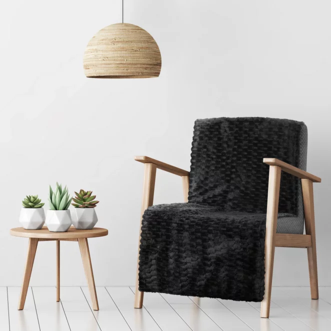 Narzuta na fotel-koc 70x160 cm czarna miękka w dotyku z wytłaczanym wzorem jodełki CINDY 5 Design 91