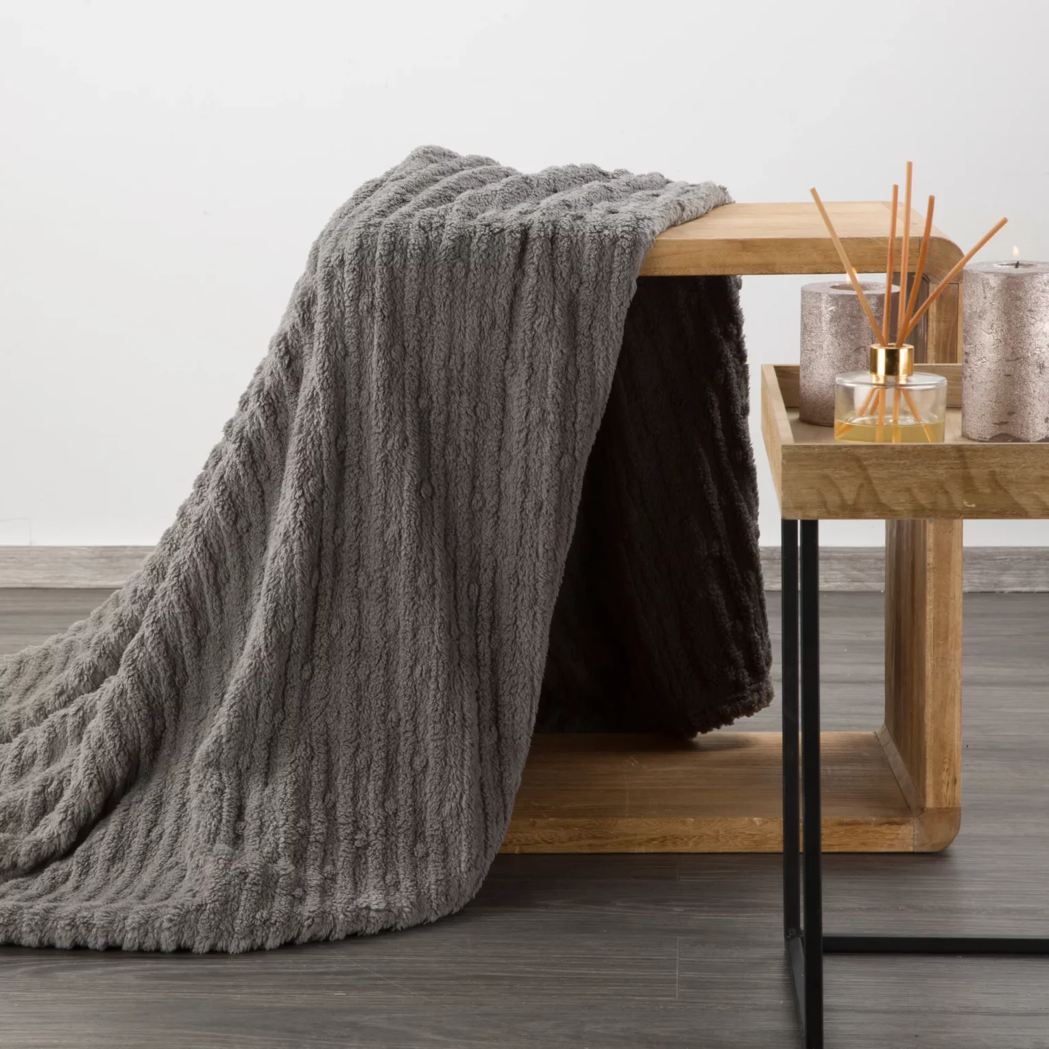 Koc 130x170 cm stalowy z wytłaczanym wzorem pasów LISA Design 91