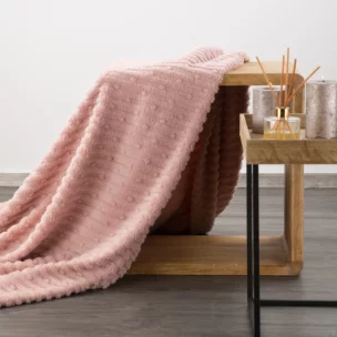 Koc 130x170 cm pudrowy róż z wytłaczanym wzorem pasów LISA Design 91