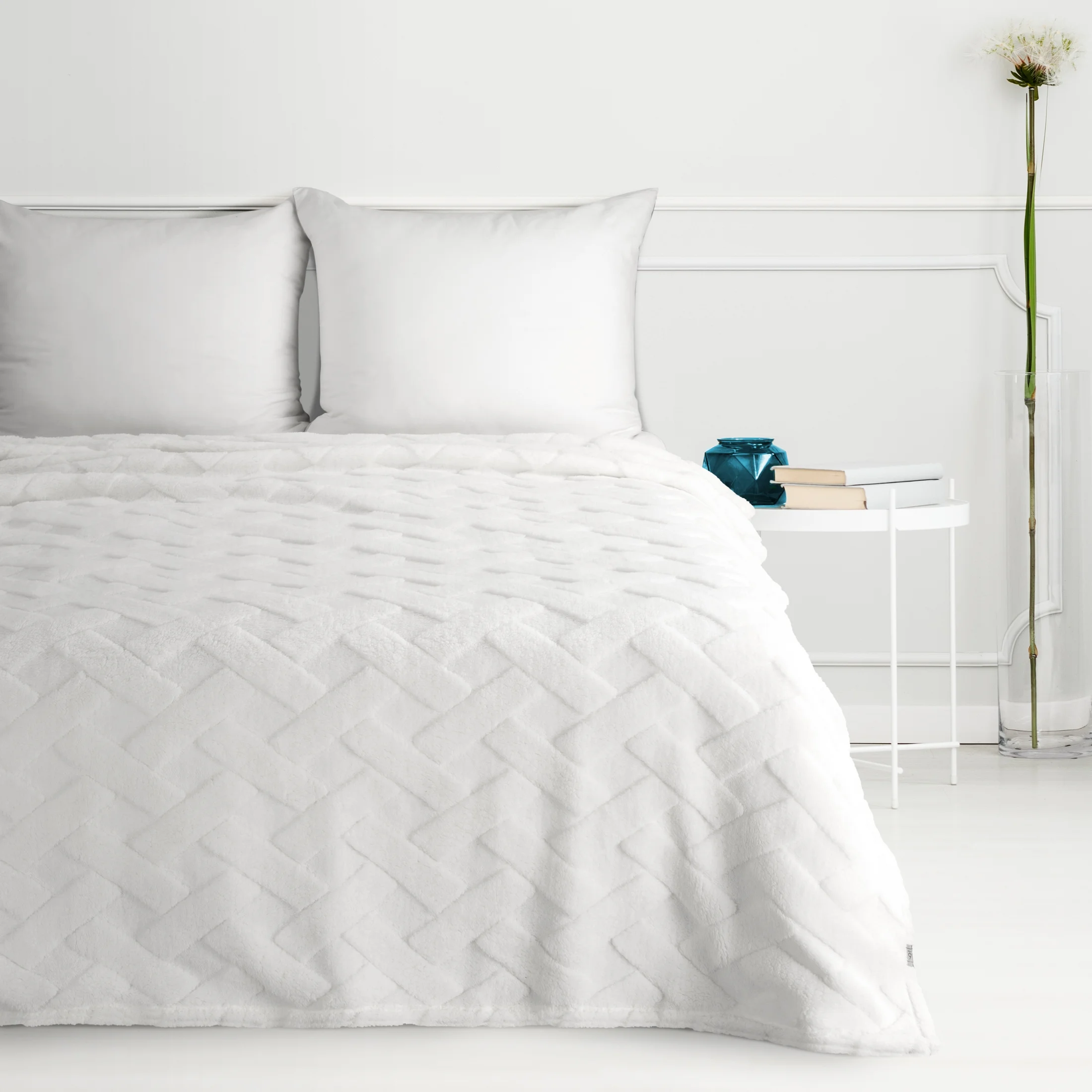Koc flano 200x220 cm biały zdobiony wytłaczanym wzorem CARO Design 91