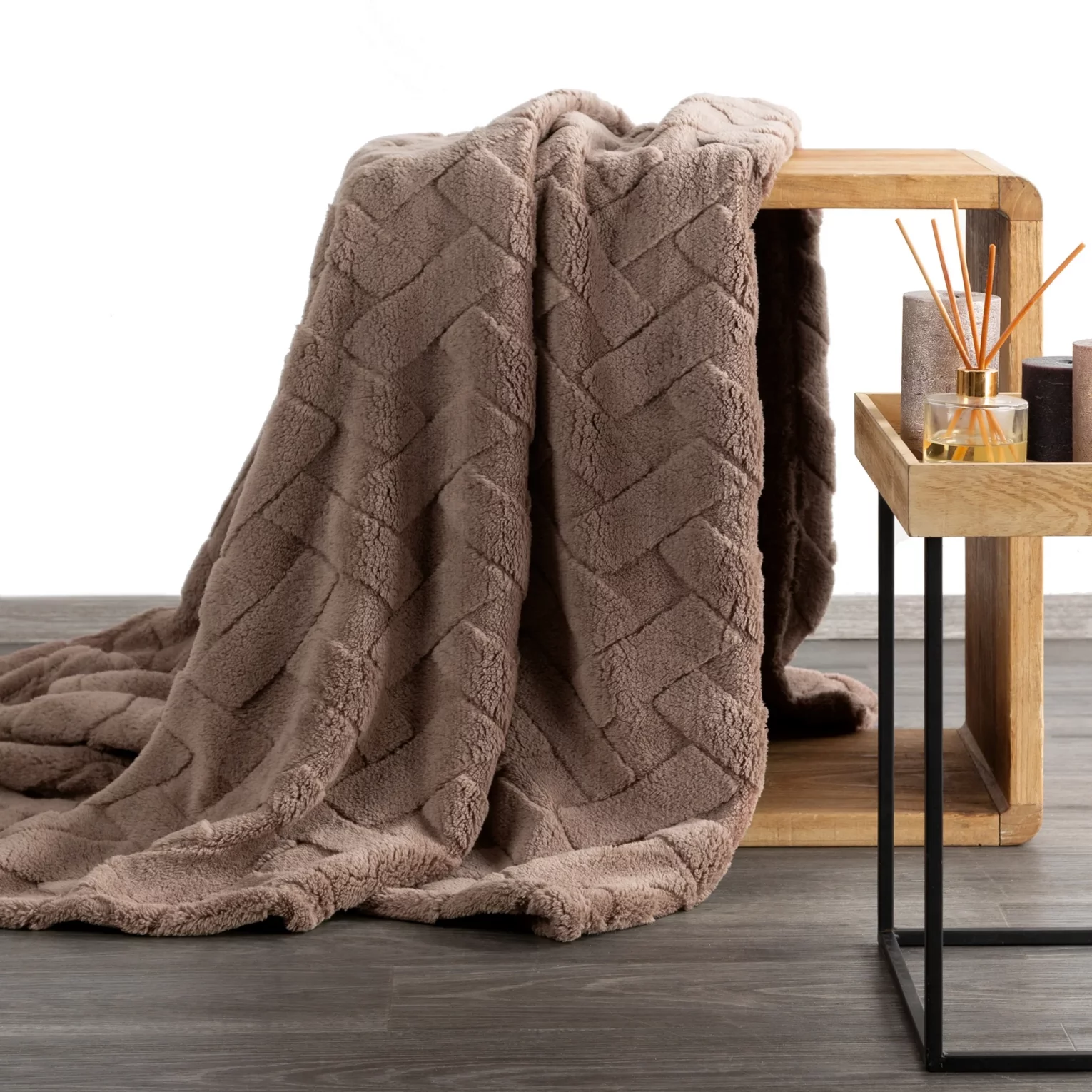 Koc flano 200x220 cm ciemnobeżowy zdobiony wytłaczanym wzorem CARO Design 91