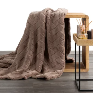 Koc flano 200x220 cm ciemnobeżowy zdobiony wytłaczanym wzorem CARO Design 91