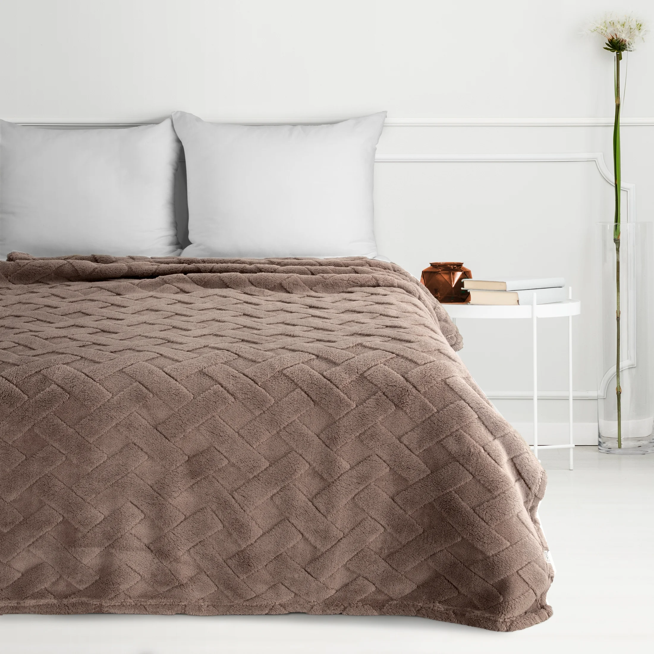 Koc flano 200x220 cm ciemnobeżowy zdobiony wytłaczanym wzorem CARO Design 91