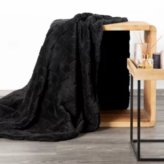 Koc flano 150x200 cm czarny zdobiony wytłaczanym wzorem CARO Design 91