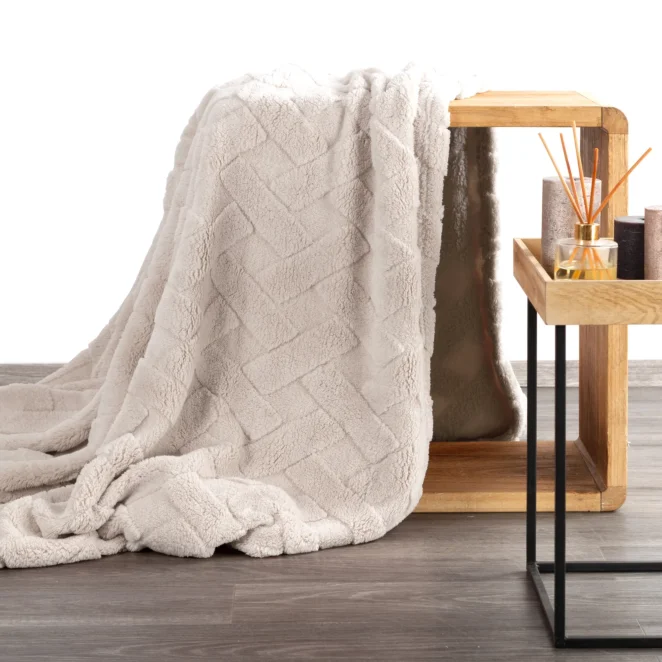 Koc flano 170x210 cm beżowy zdobiony wytłaczanym wzorem CARO DESIGN 9