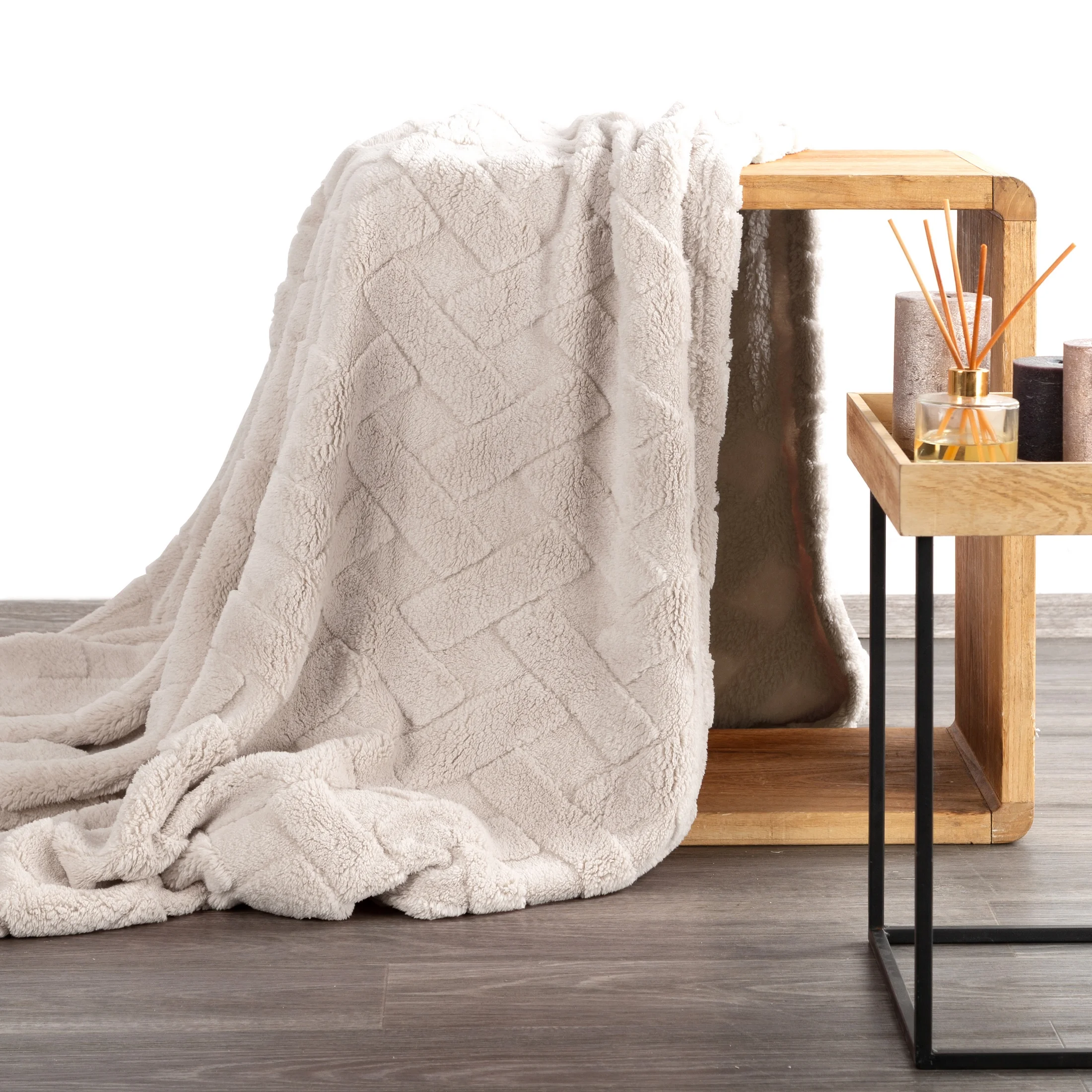 Koc flano 170x210 cm beżowy zdobiony wytłaczanym wzorem CARO DESIGN 9 ...