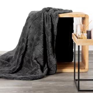Koc flano 170x210 cm stalowy zdobiony wytłaczanym wzorem CARO Design 91
