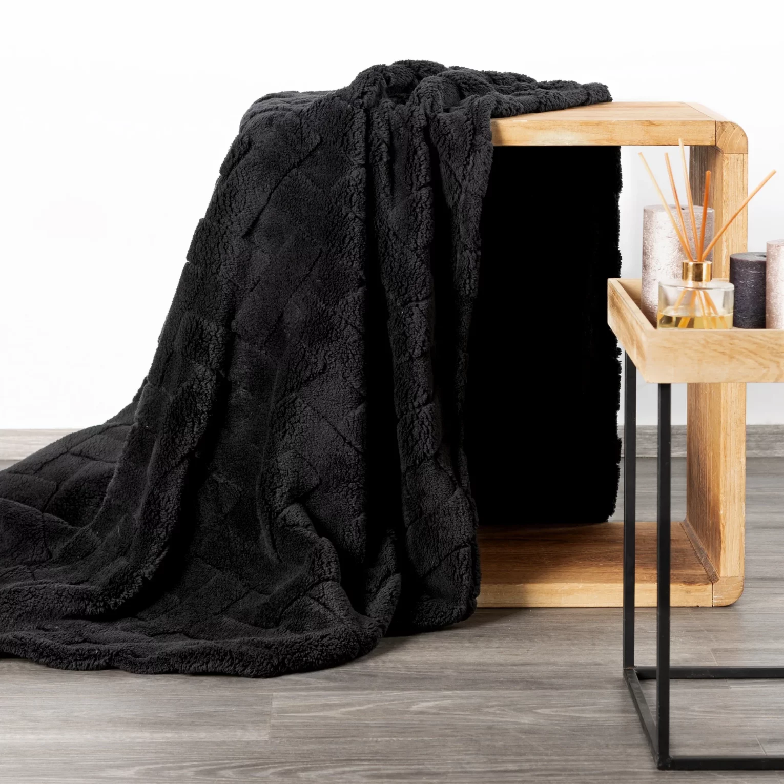 Koc flano 170x210 cm czarny zdobiony wytłaczanym wzorem CARO Design 91