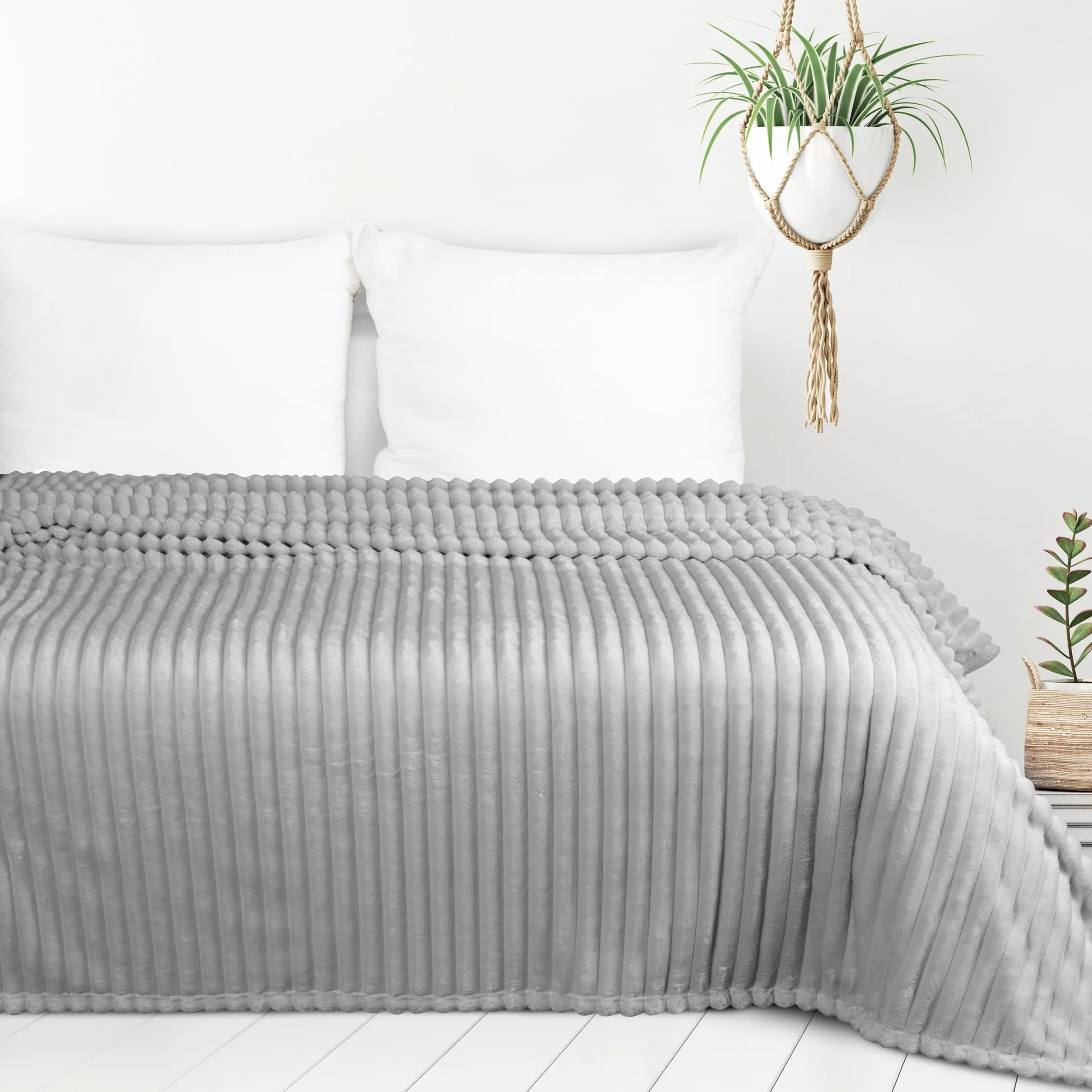 Koc flano 200x220 cm srebrny zdobiony wytłaczanym wzorem z efektem 3D SOFT Design 91