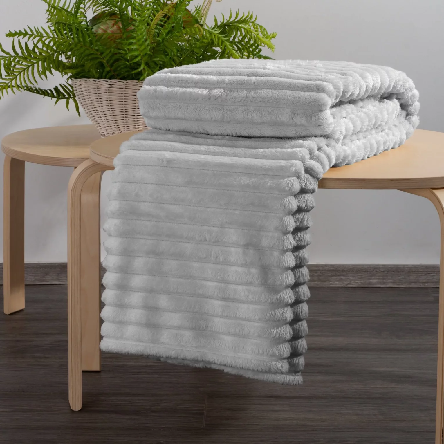 Koc flano 200x220 cm srebrny zdobiony wytłaczanym wzorem z efektem 3D SOFT Design 91
