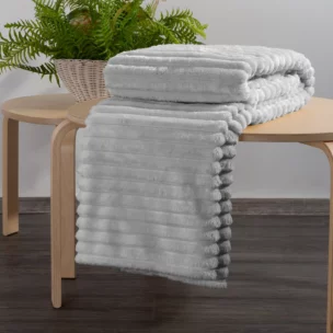 Koc flano 200x220 cm srebrny zdobiony wytłaczanym wzorem z efektem 3D SOFT Design 91