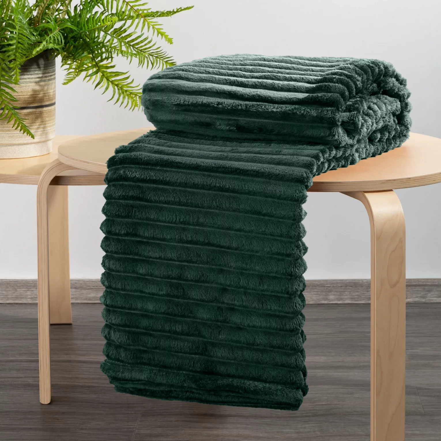 Koc flano 200x220 cm ciemnozielony zdobiony wytłaczanym wzorem z efektem 3D SOFT Design 91