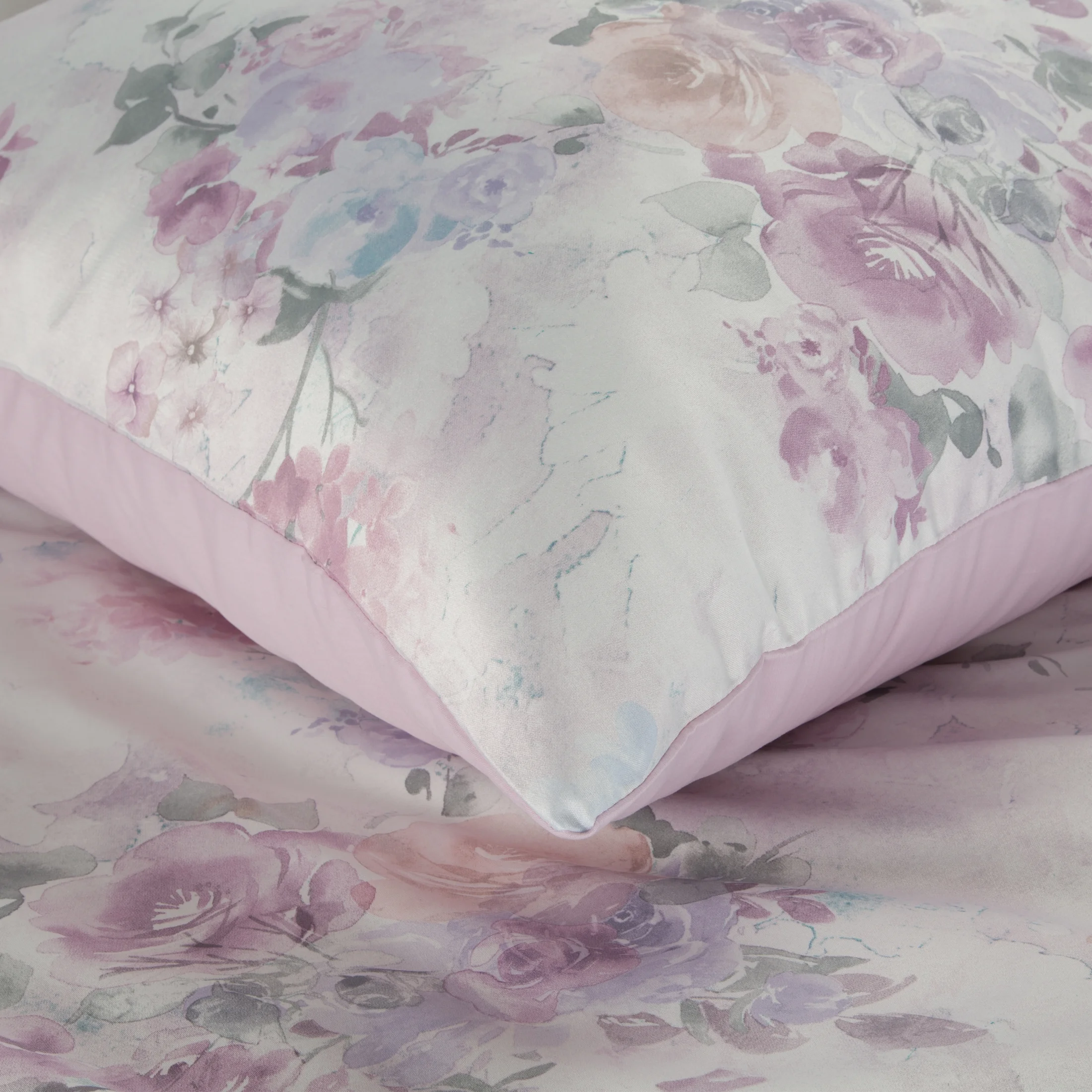 DESIGN 91 Komplet pościeli LEA 03 z satynowym splotem i romantycznym motywem pastelowych kwiatów