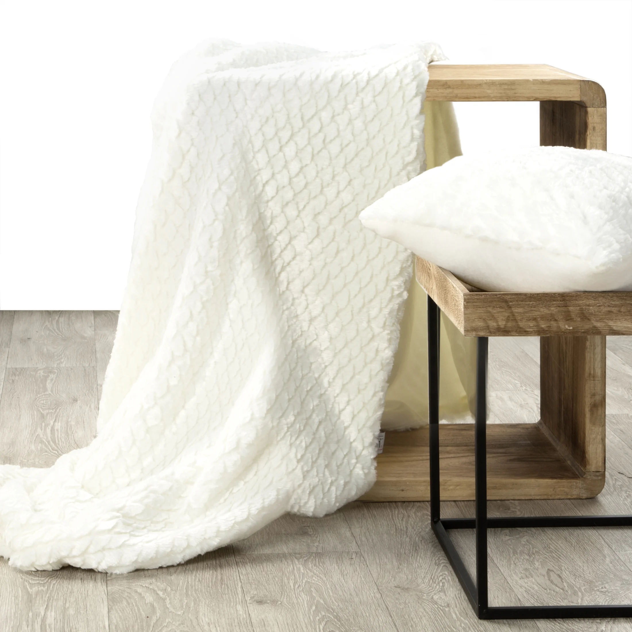 DESIGN 91 Narzuta AMBER o strukturze futra wytłaczana z efektem 3D