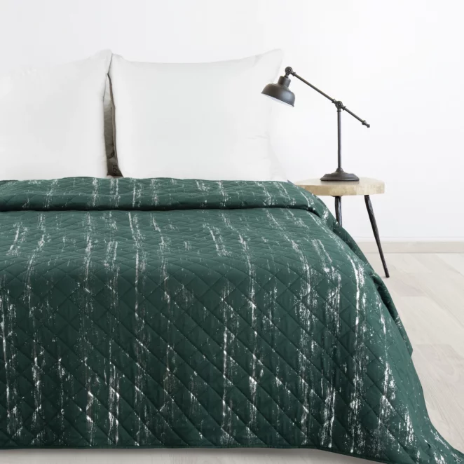 Narzuta ciemnozielono, srebrna 170x210 cm zdobiona przecieranym wzorem i pikowana metodą hot press BLINK 1 Design 91