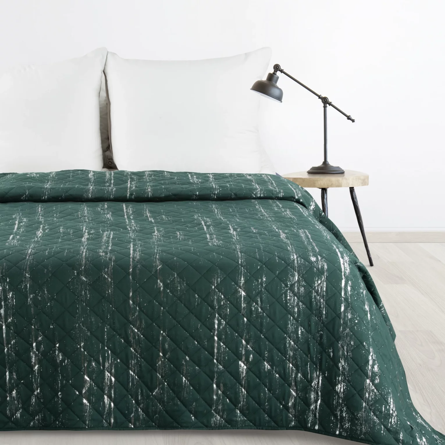 Narzuta ciemnozielono, srebrna 200x220 cm zdobiona przecieranym wzorem i pikowana metodą hot press BLINK 1 Design 91