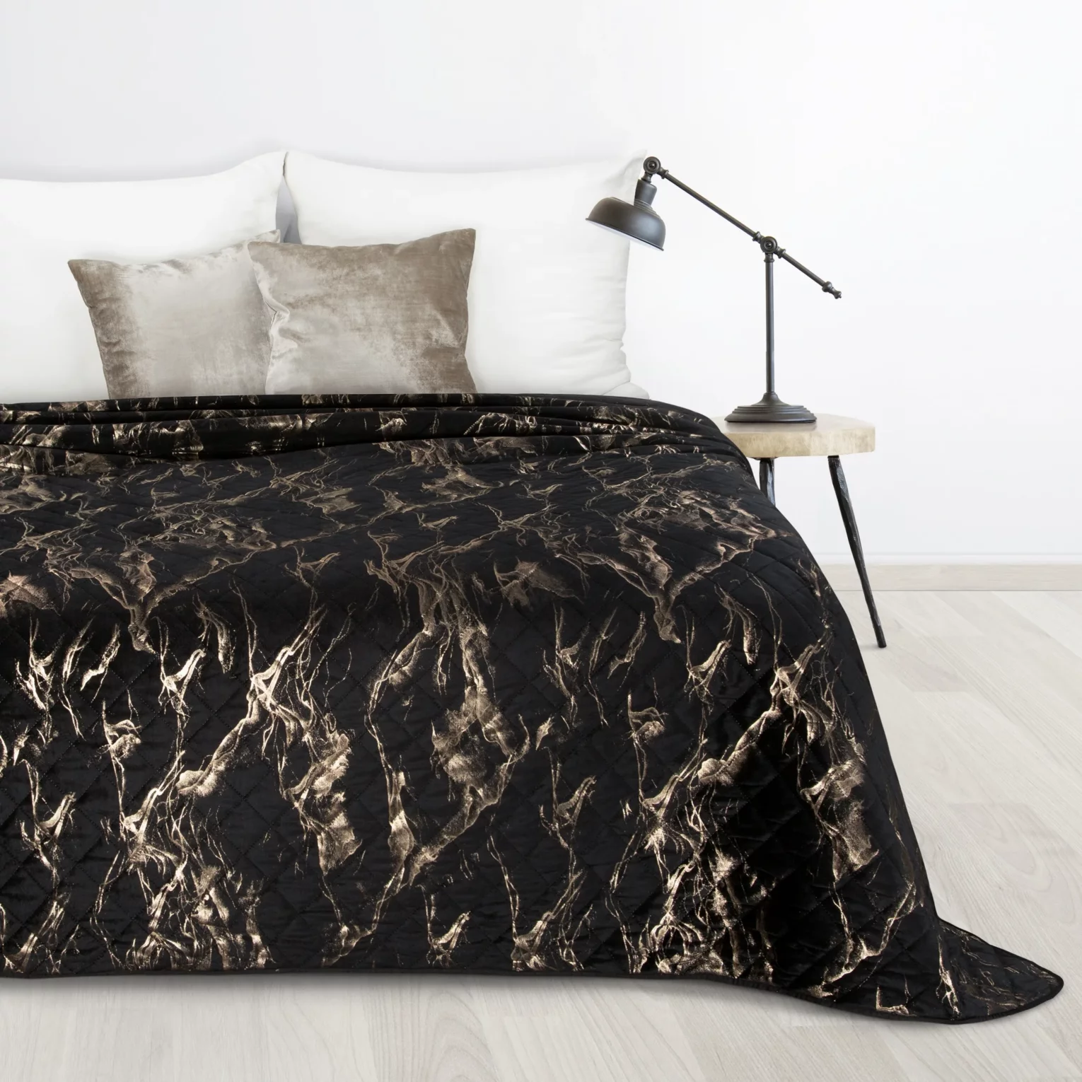 Narzuta welwetowa czarno, złota 170x210 cm z welwetu zdobiona wzorem marmuru LUIZ 6 Design 91