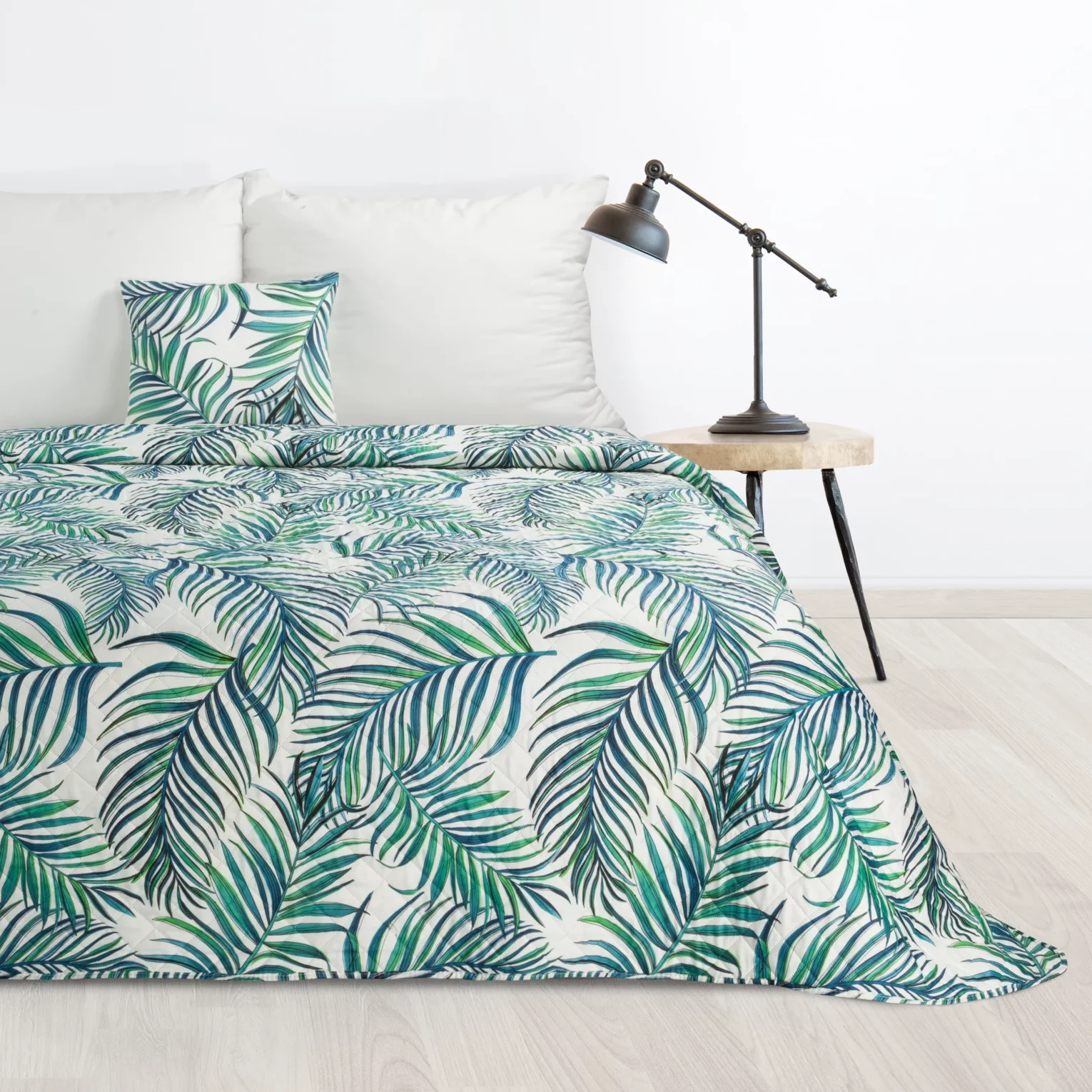 Narzuta biało, niebieska 200x220 cm z nadrukiem palmowych liści pikowana techniką hot press PALMS 2 Design 91