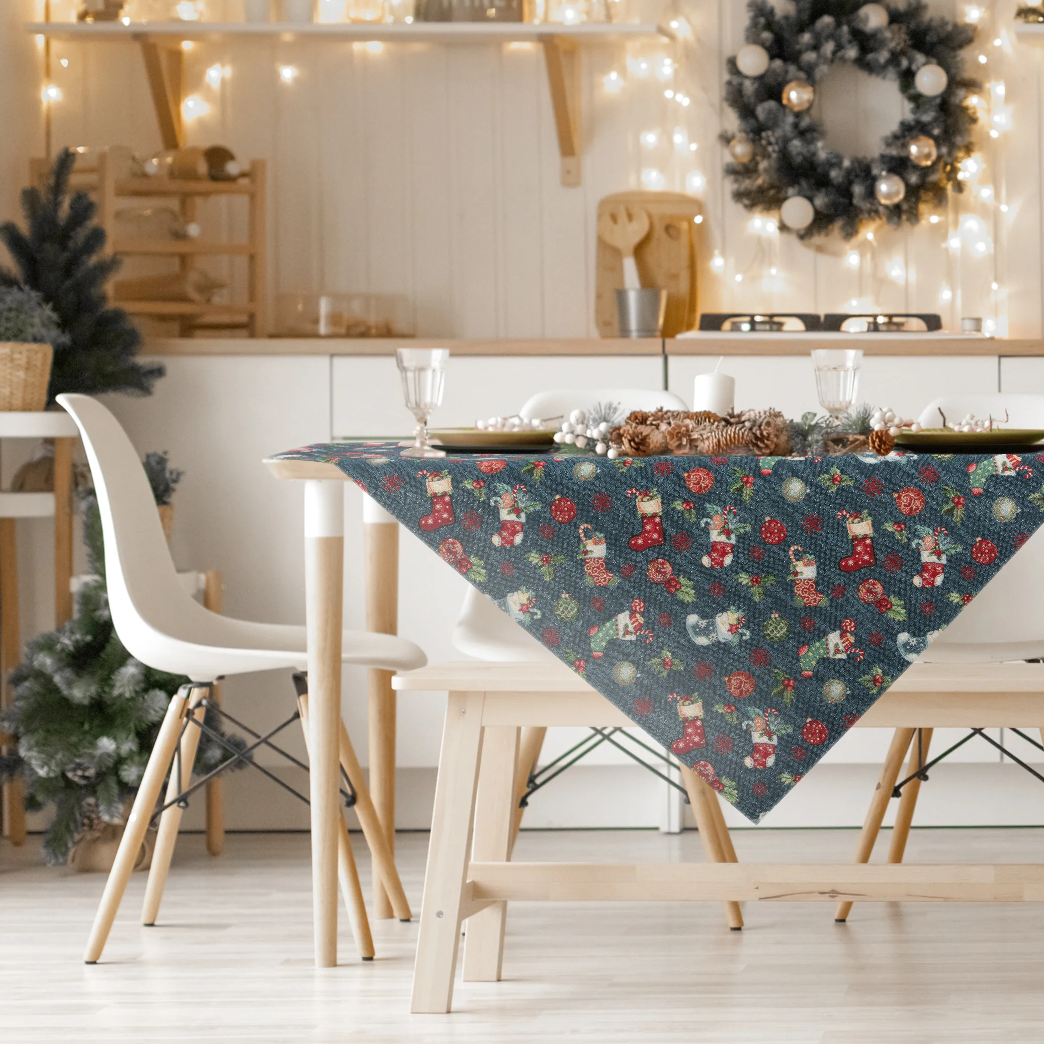 Obrus garantowo, złoty 100x100 cm gobelinowy GIFT z motywem świątecznym