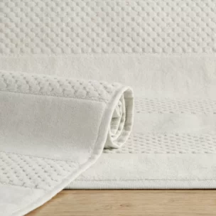 Dywanik łazienkowy bawełniany zdobiony geometrycznym wzorem 60x90 cm JESSI
