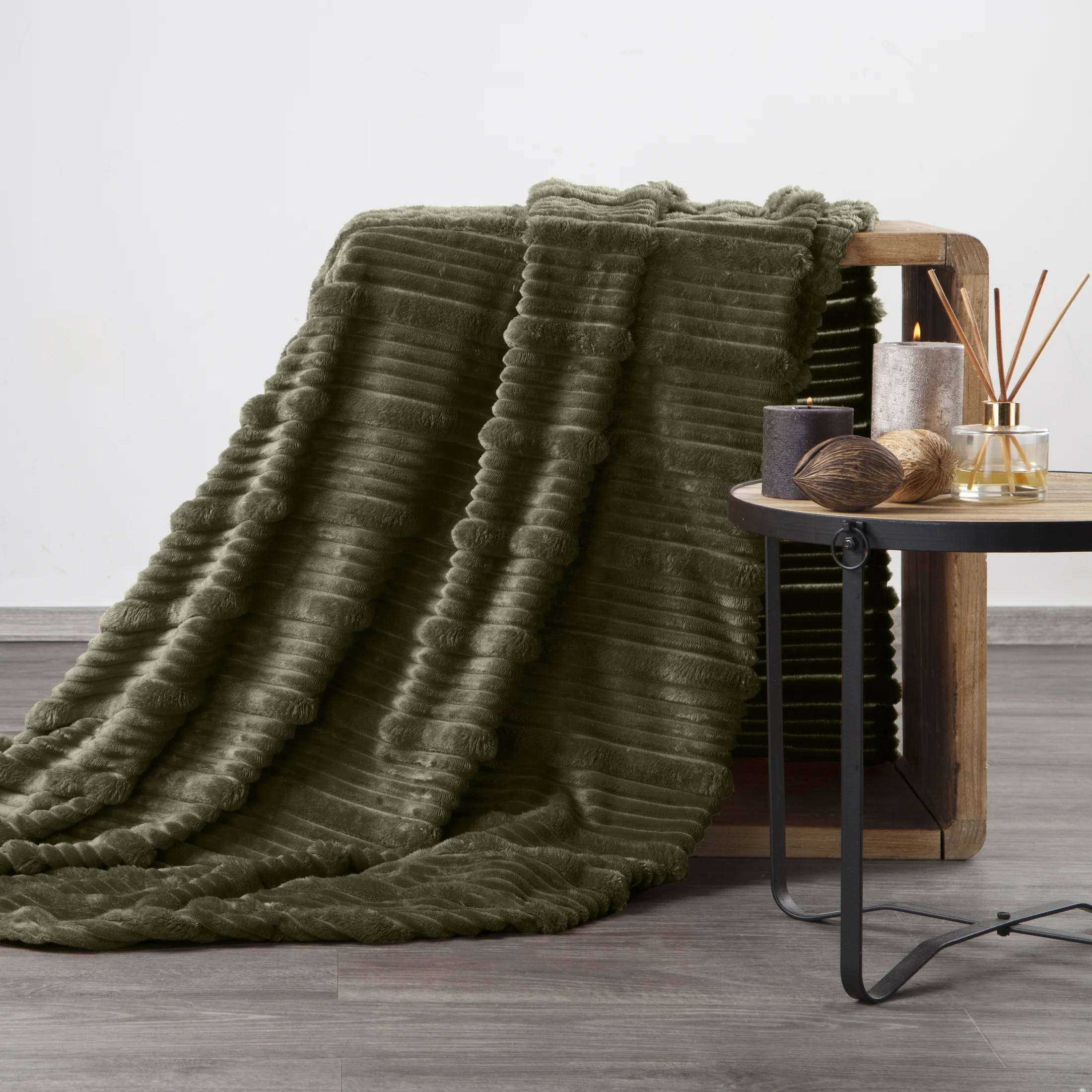 Koc 150x200 cm oliwkowy, typu flano z wzorem 3D NINA | eurofirany