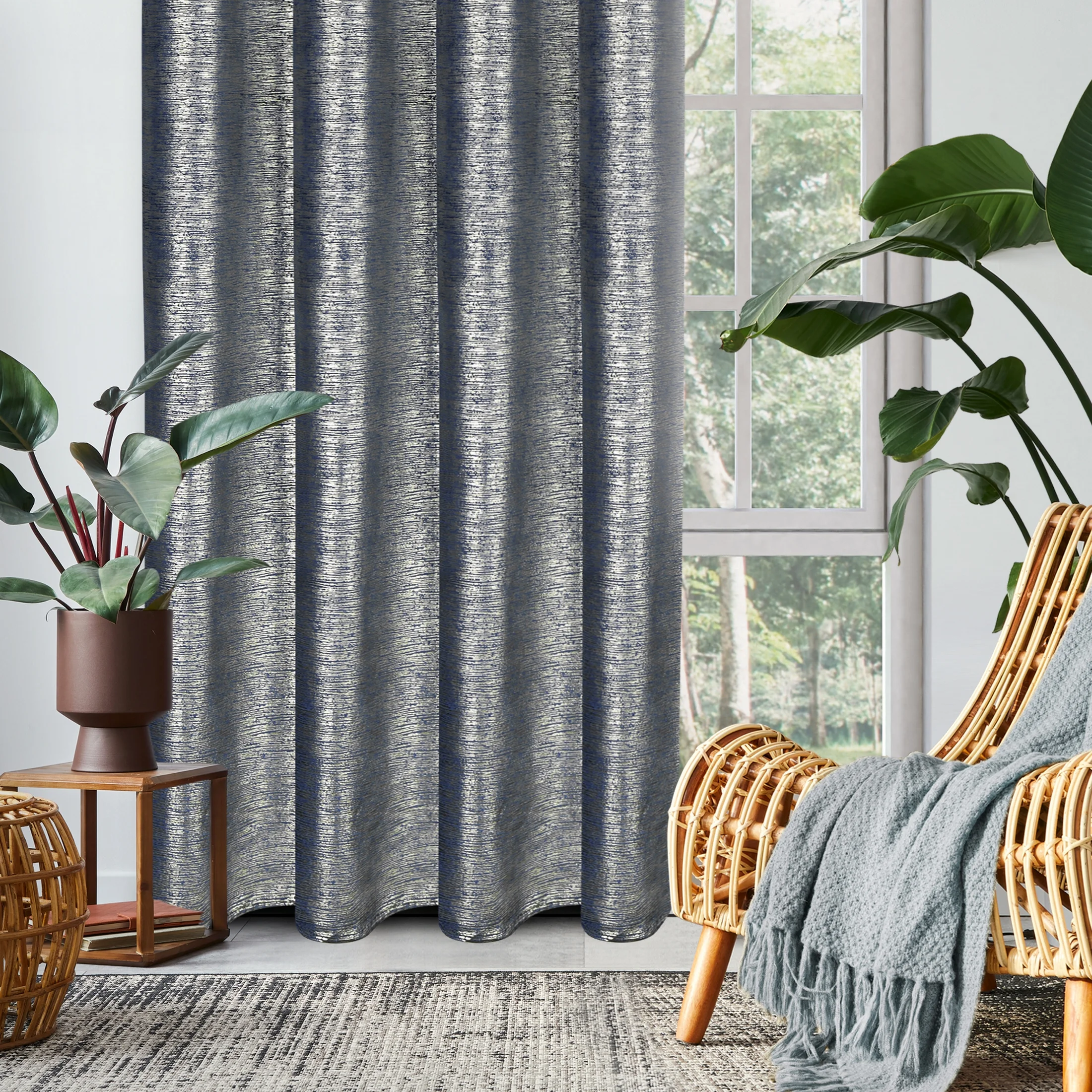 Zasłona welwetowa granatowa z prążkowanym złotym wzorem 140x250 cm przelotka - AMABEL | eurofirany