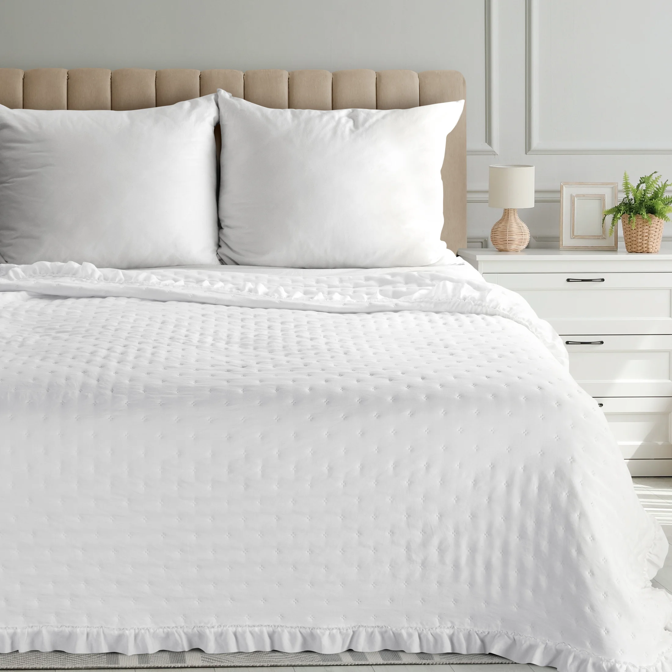 Narzuta biała 220x240 cm obszyta falbaną pikowana techniką hot press LIBI 3 Eurofirany Classic | eurofirany