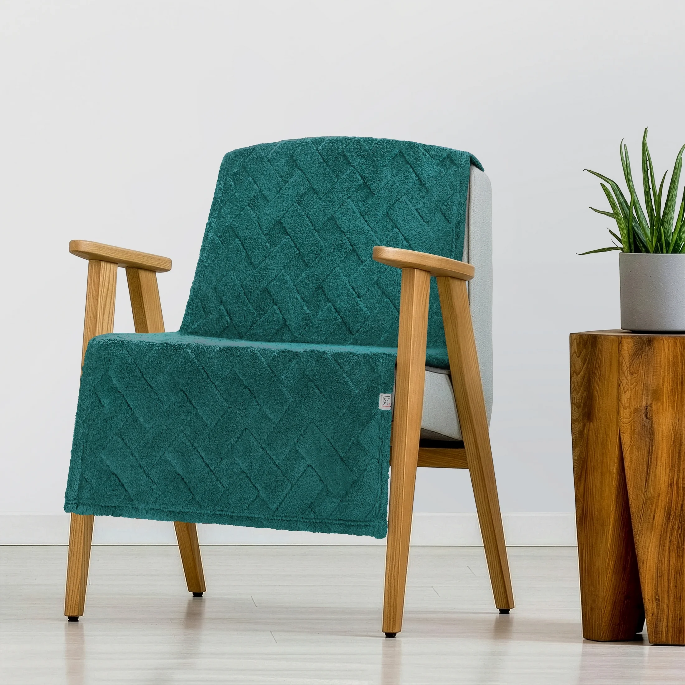 Narzuta na fotel-koc flano 70x160 cm ciemnozielona zdobiona wytłaczanym wzorem CARO Design 91 | eurofirany