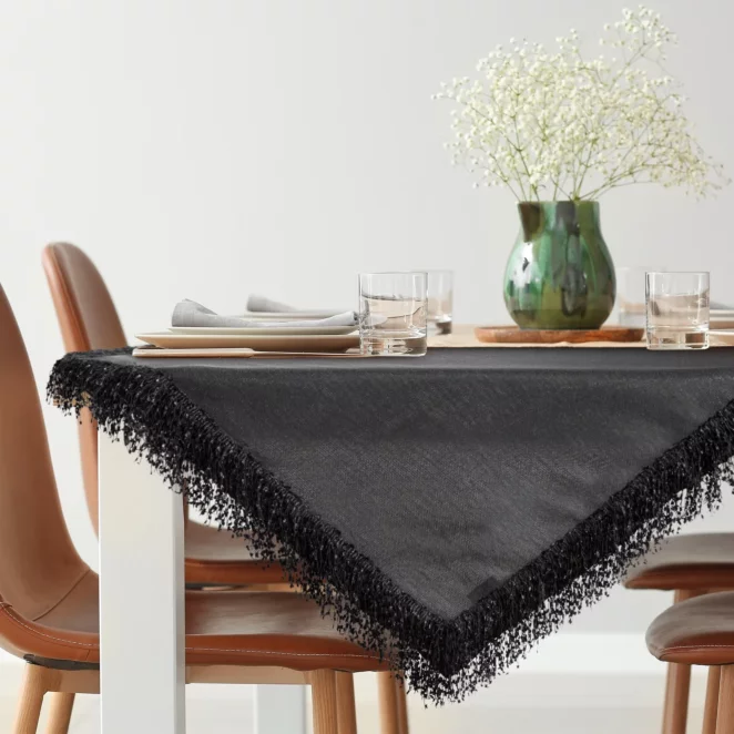 Bieżnik na stół czarny 85x85 cm TINA zdobiony puszystymi frędzlami EUROFIRANY PREMIUM