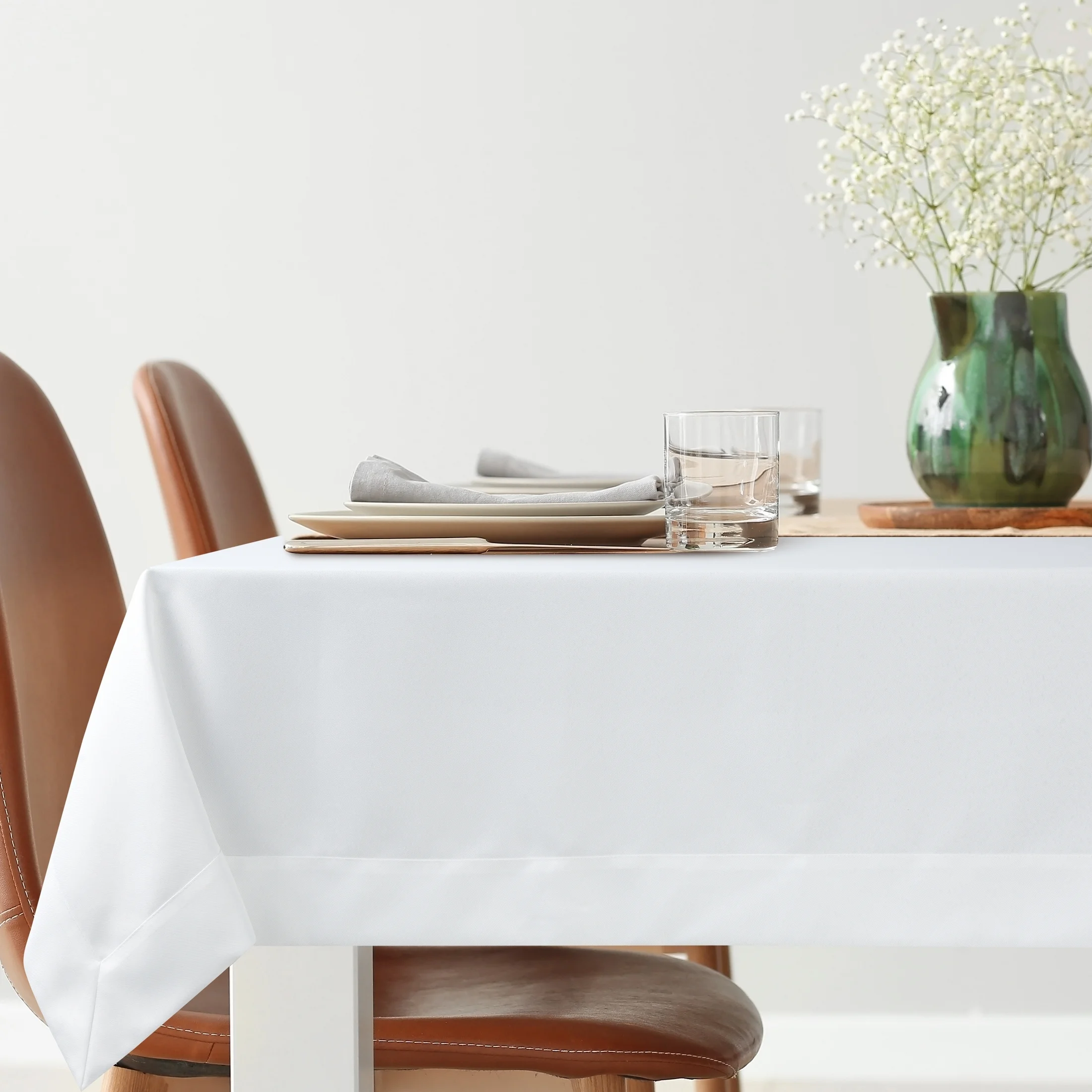 Obrus na stół 145x240 cm biały zdobiony kantą - LUCY