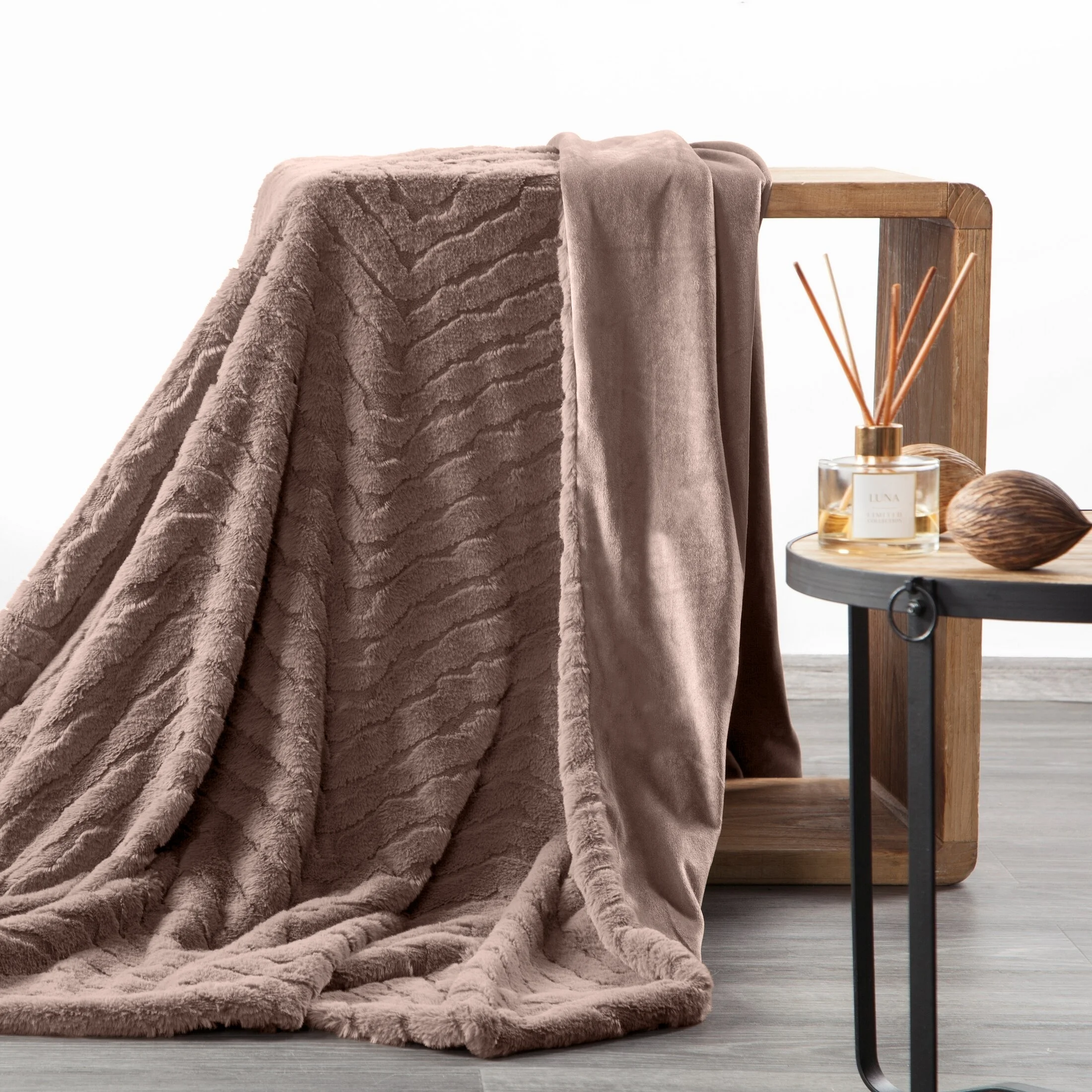 Koc 150x200 cm ciemnobeżowy, z miękkiej tkaniny futerkowej z efektem 3D KATE | eurofirany
