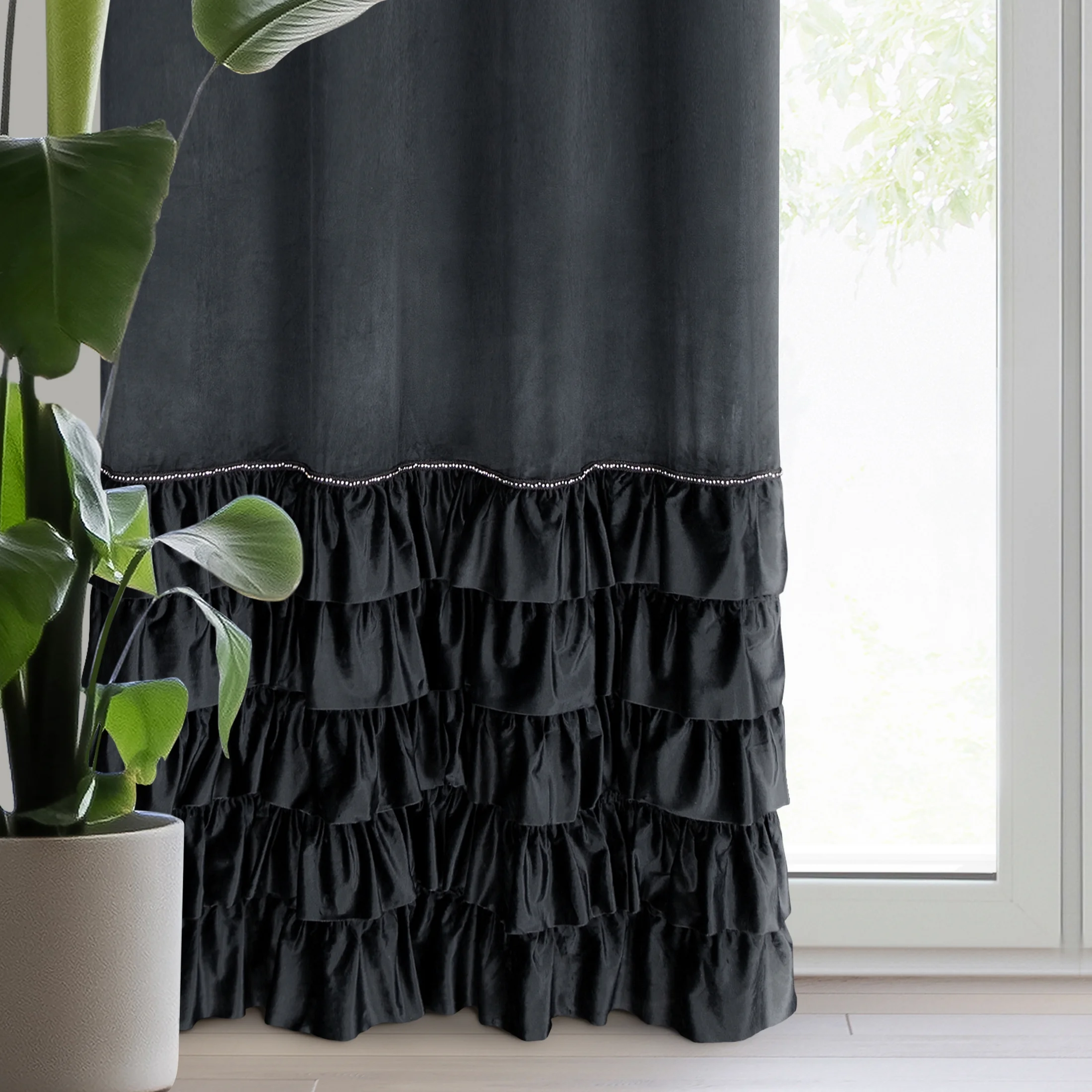 Zasłona welwetowa czarna zdobiona falbanami i lśniącymi akcentami 140x250 cm przelotka - CARLI | eurofirany