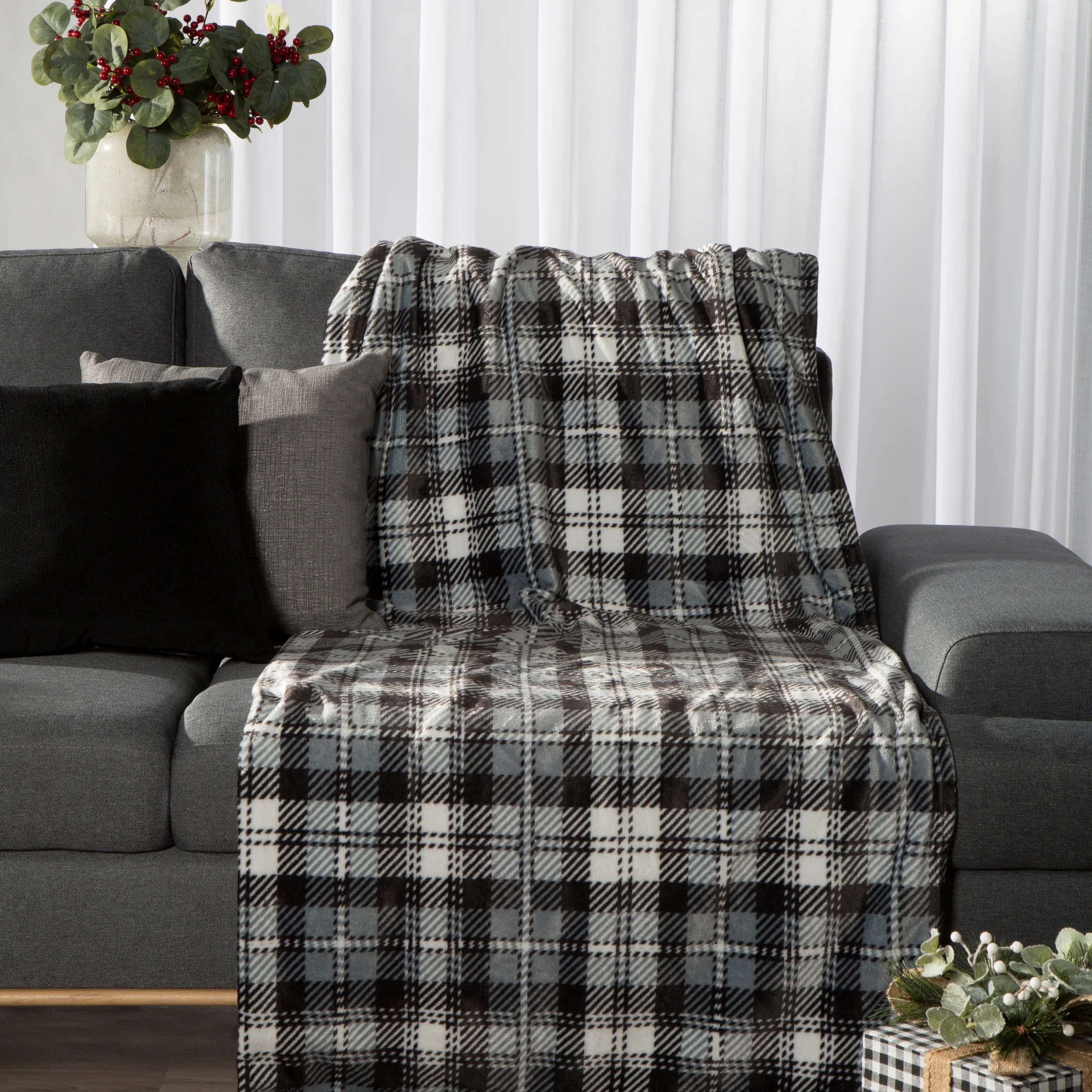 Koc akrylowy 150x200 cm stalowo, biały z motywem kraty SANTA | eurofirany