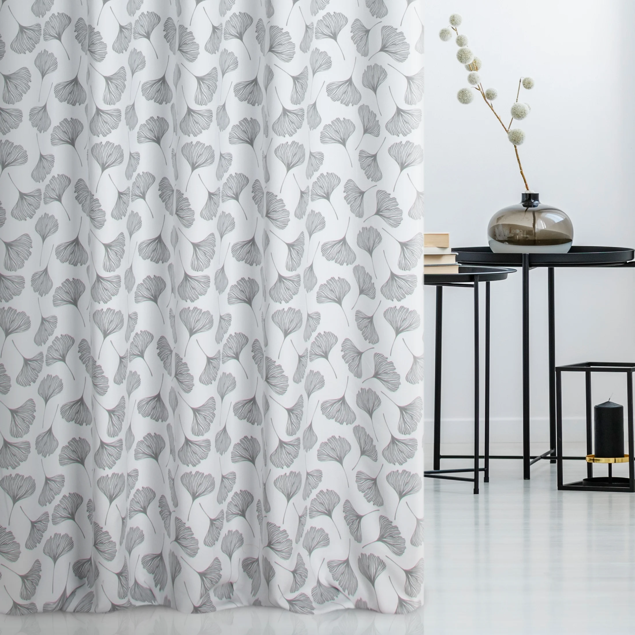 Tkanina zasłonowa z nadrukiem w liście miłorzębu, miękka w dotyku