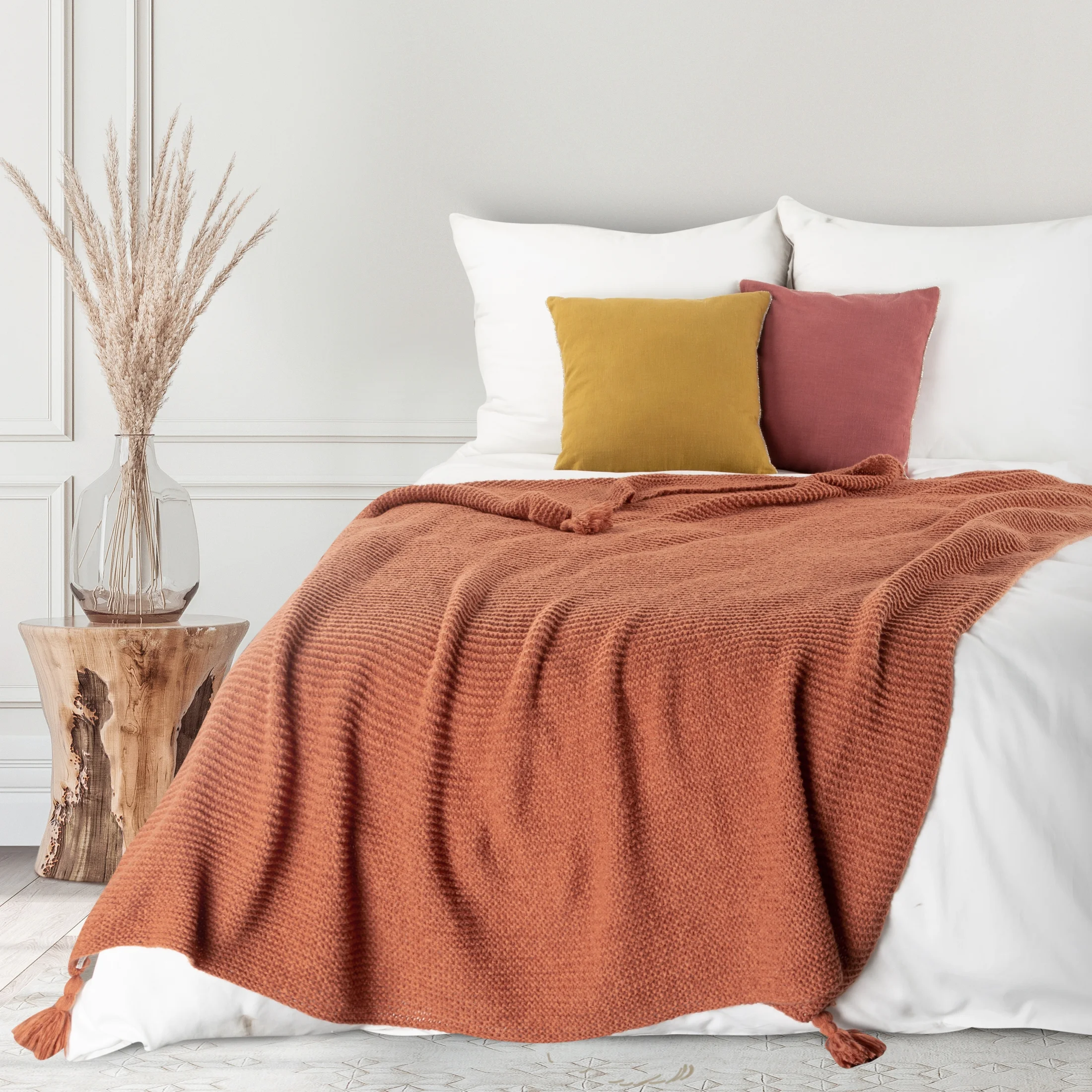 Koc 130x170 cm ceglasty o widocznej strukturze z dekoracyjnymi chwostami PLED