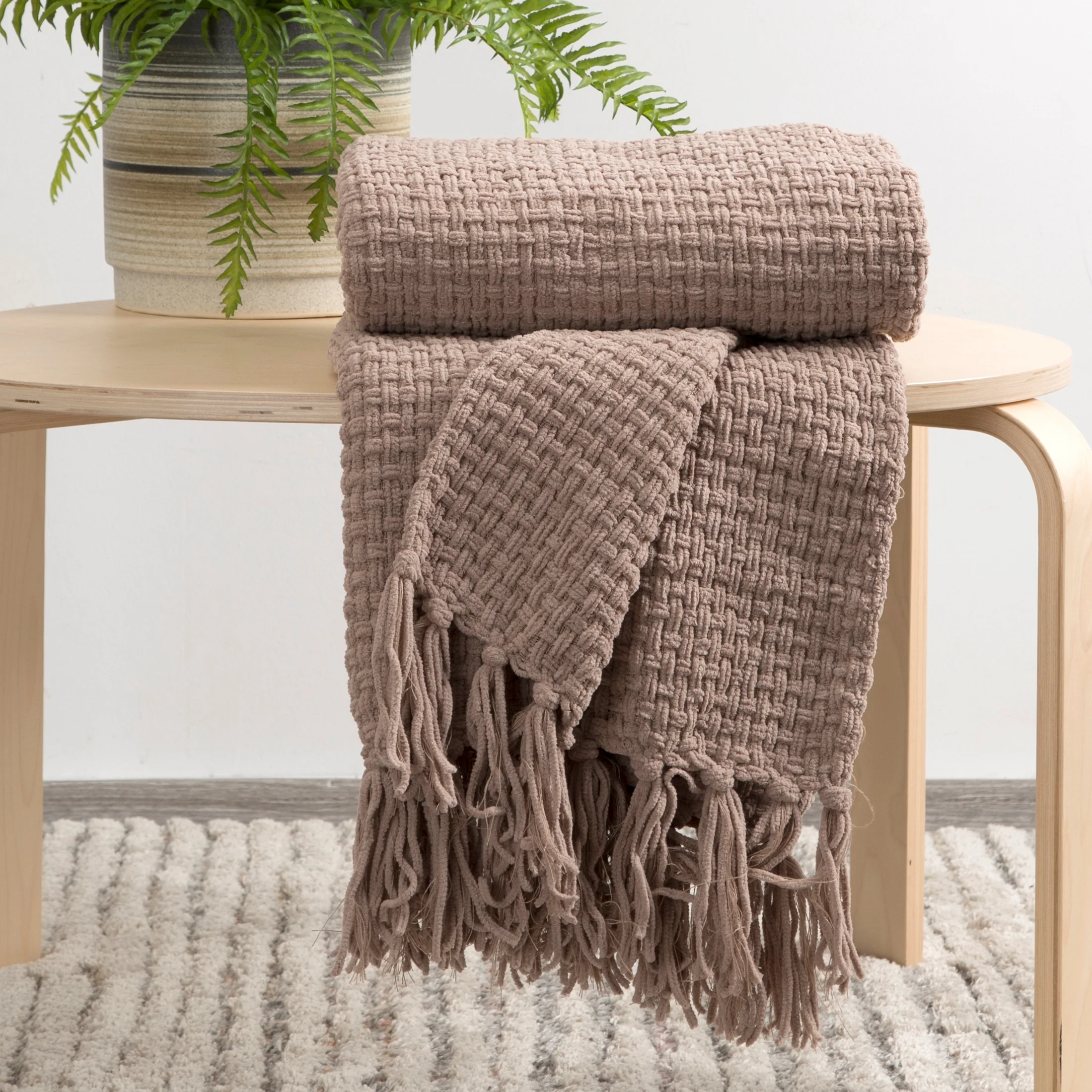 Koc 130x170 cm ciemnobeżowy tkany z frędzlami i wytłaczanym wzorem SUZI | eurofirany