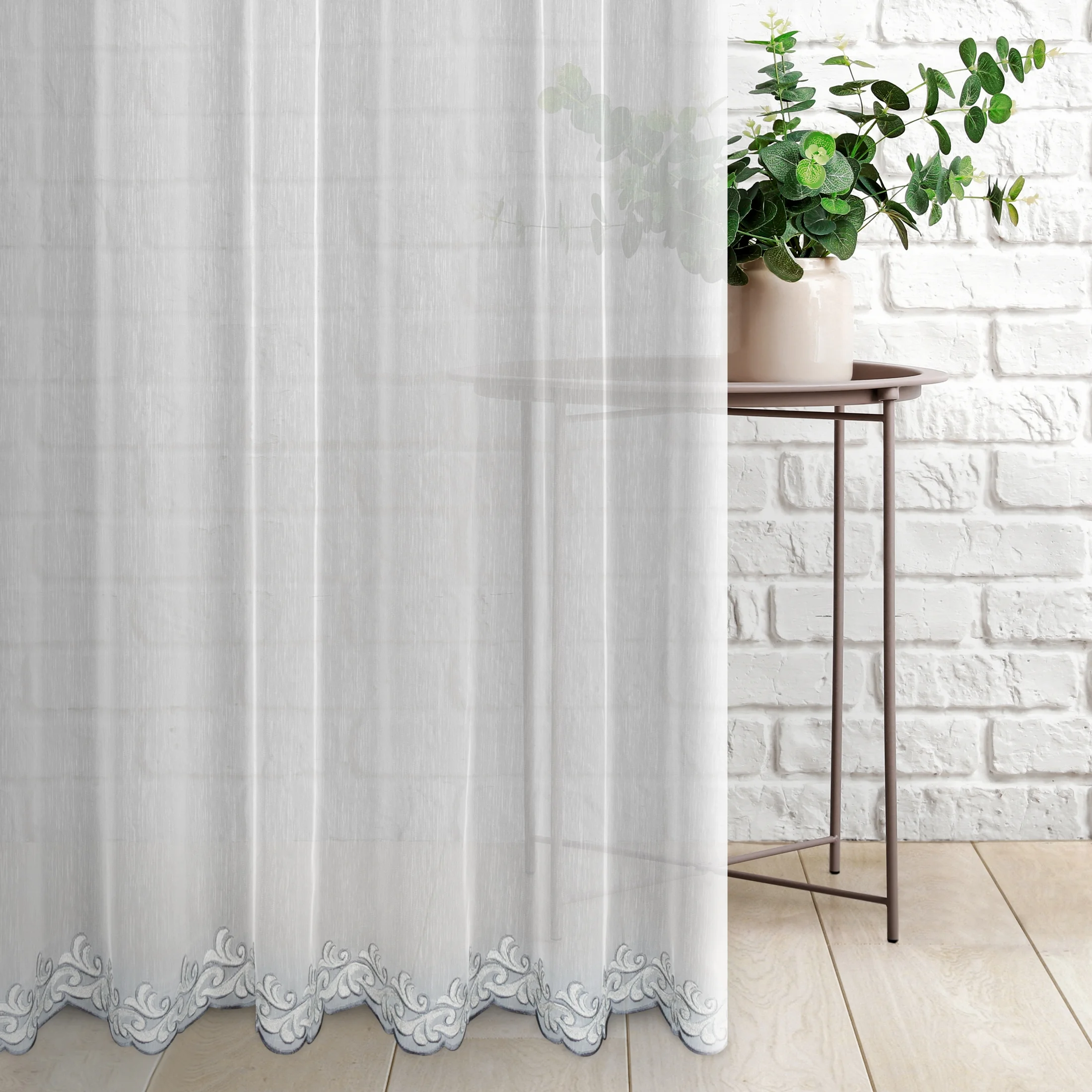 Tkanina firanowa matowa, z gatunku typu aden, zdobiona haftem z motywem roślinnego ornamentu Eurofirany