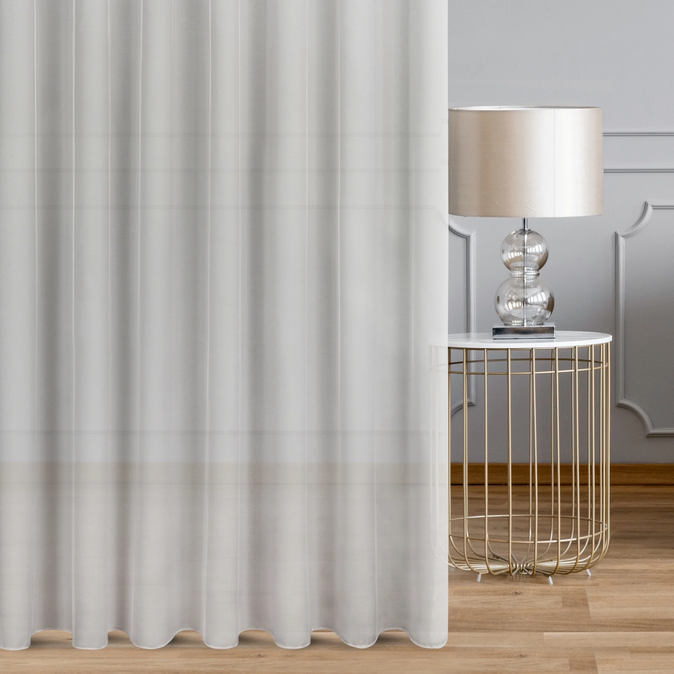 Tkanina firanowa, gładka, drobna siateczka o naturalnym charakterze, z subtelnym połyskiem, półtransparentna, wykończona obciążnikiem