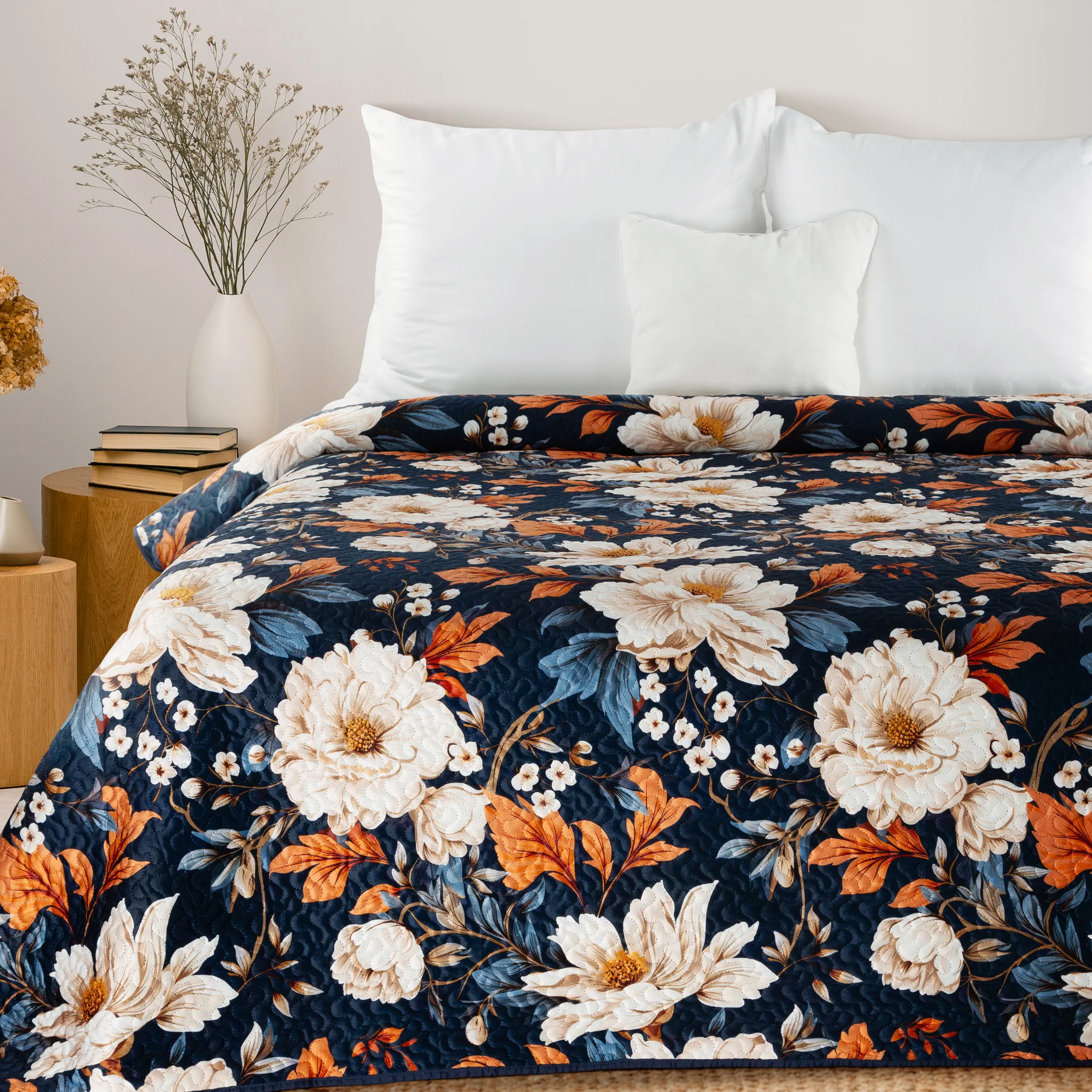 Narzuta welwetowa granatowo, kremowa 200x220 cm zdobiona wzorem kwiatów FIORA | eurofirany