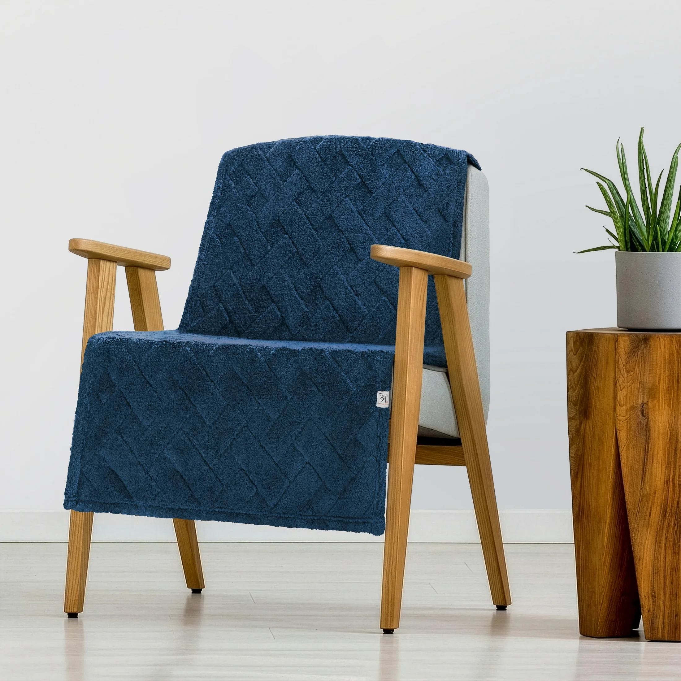 Narzuta na fotel-koc flano 70x160 cm granatowa zdobiona wytłaczanym wzorem CARO Design 91 | eurofirany