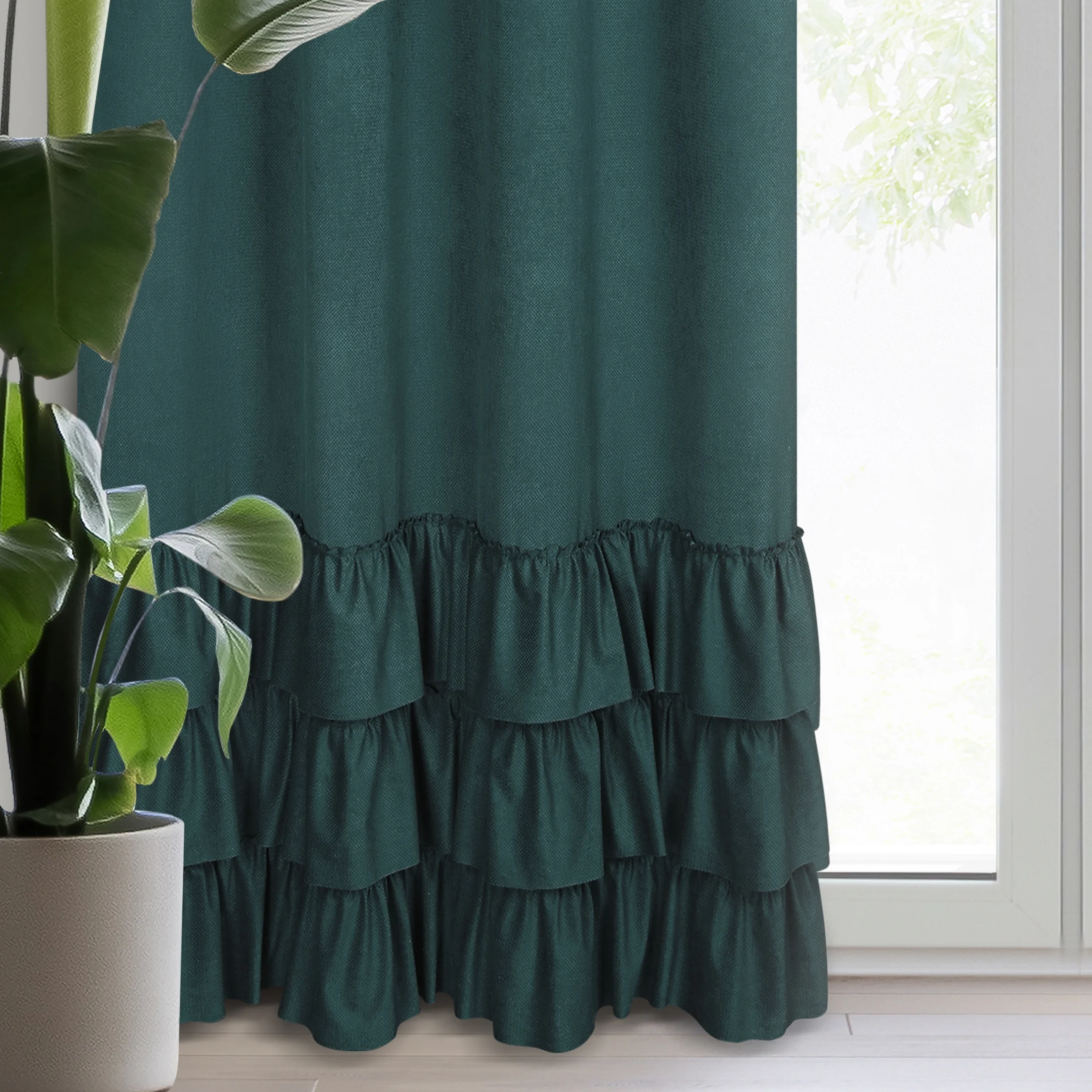 Zasłona ciemnozielona z welwetu zdobiona trzema subtelnymi falbanami 140x250 cm przelotka MEGI | eurofirany