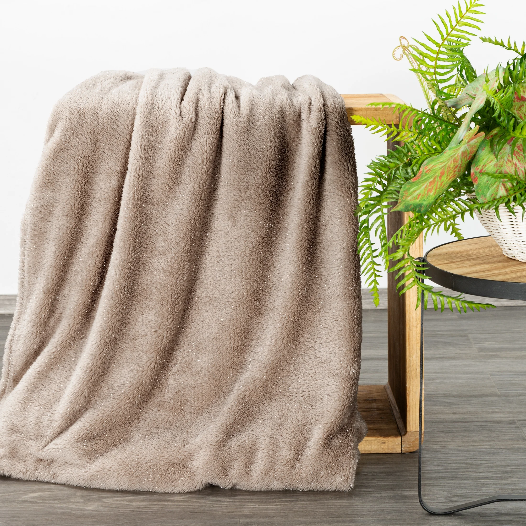 Koc 150x200 cm beżowo, srebrny z dodatkiem lśniącej nici BLINK Design 91 | eurofirany