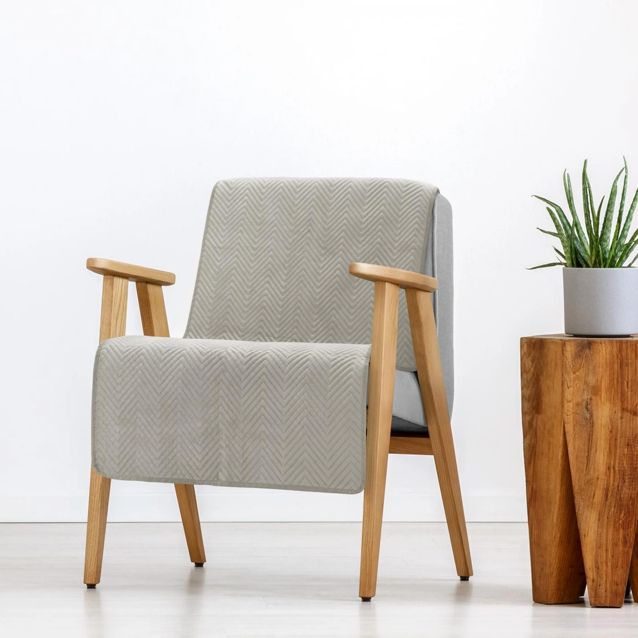 Narzuta welwetowa na fotel beżowa 70x160 cm pikowana w jodełkę metodą hot press SOFIA Eurofirany Premium | eurofirany