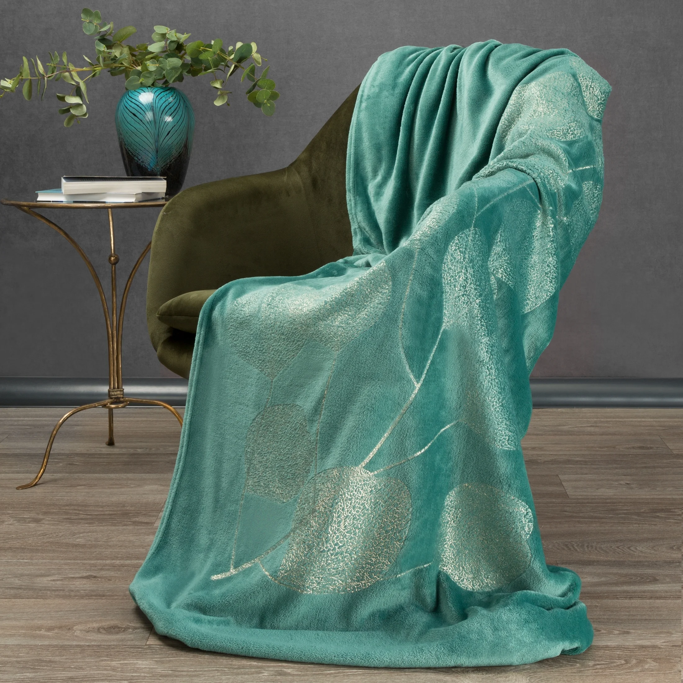 Koc flano 150x200 cm turkusowy miękki i miły w dotyku z błyszczącym nadrukiem z motywem liści eukaliptusa GINKO 2 Eurofirany Premium |