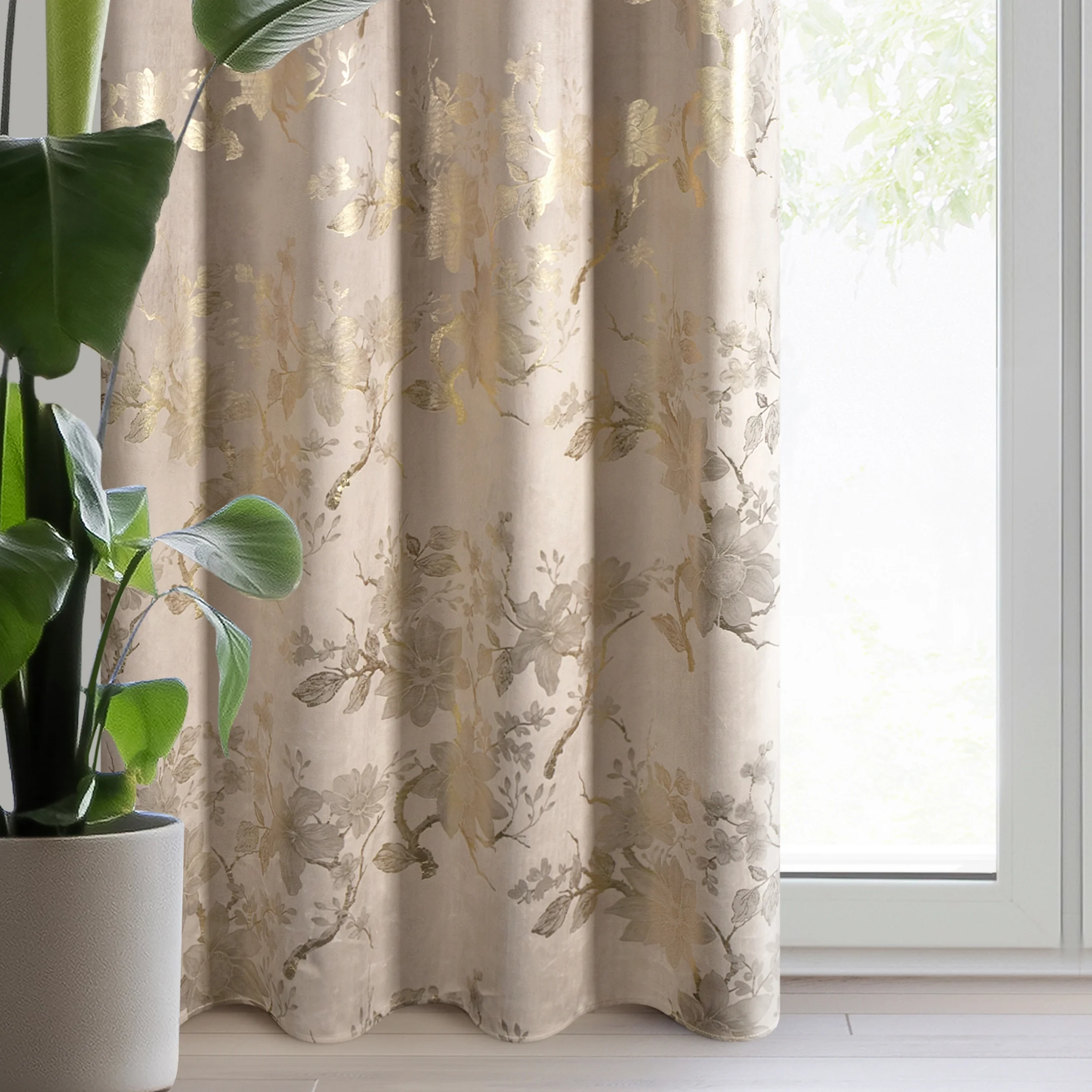 Zasłona beżowo, szampańska zdobiona nadrukiem błyszczących kwiatów 140x250 cm przelotka - CELIA | eurofirany