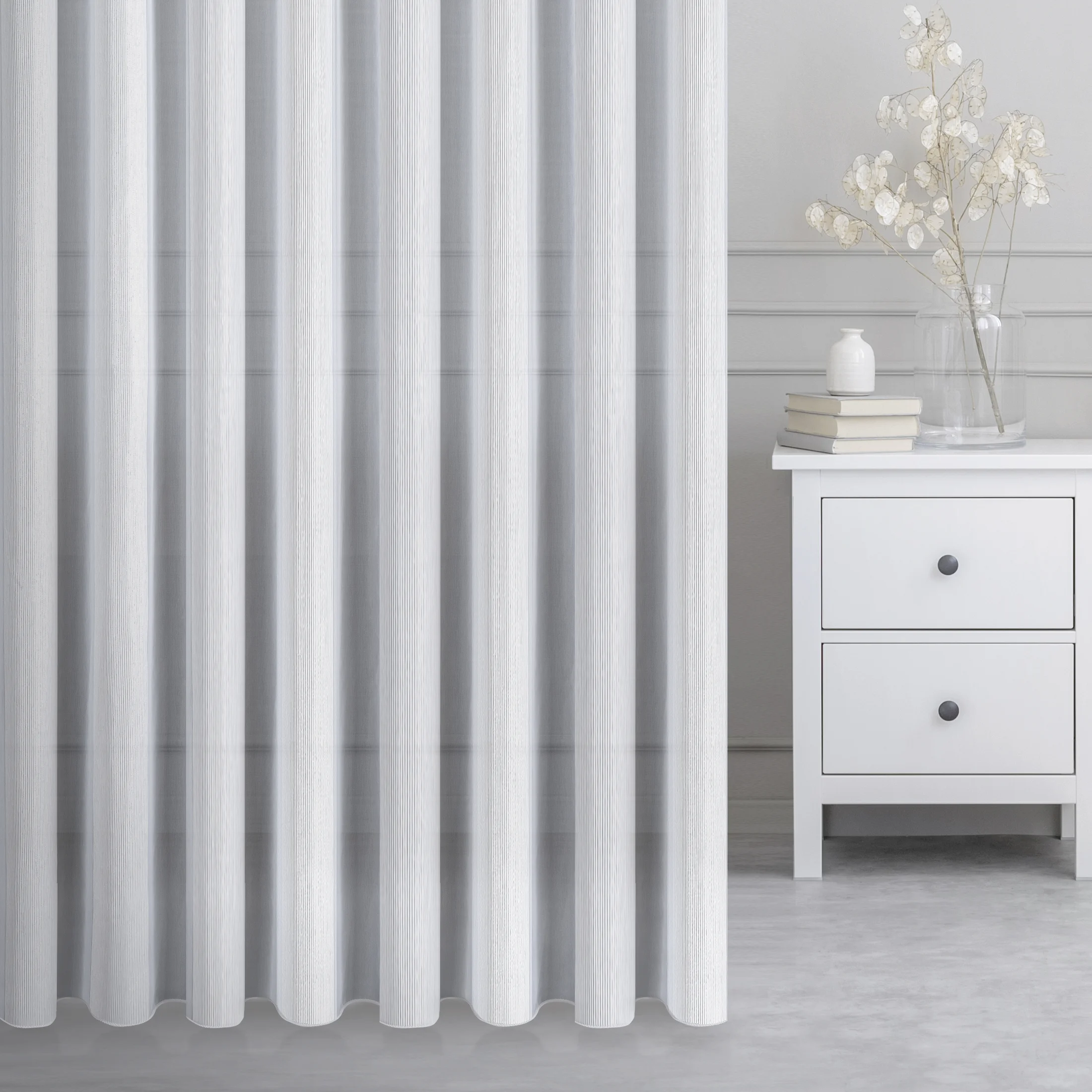Tkanina firanowa w szerokie, pionowe pasy z dodatkiem błyszczącej nici