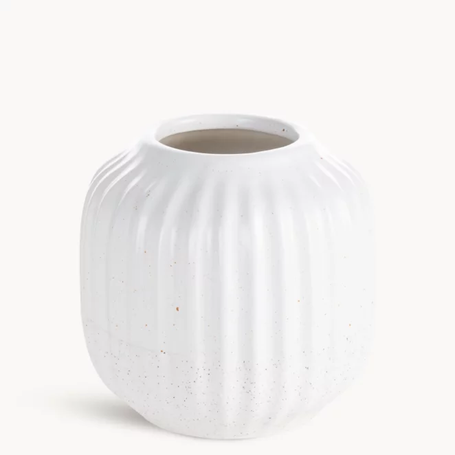 Wazon dekoracyjny biały zdobiony tłoczonym wzorem prążków 14x13 cm KAJLA